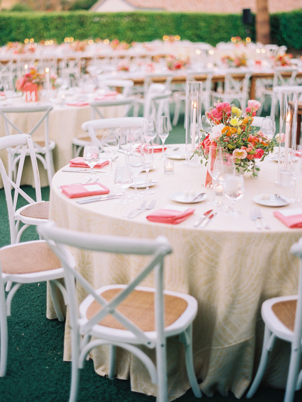 wedding-florist-beautiful-outdoor-reception