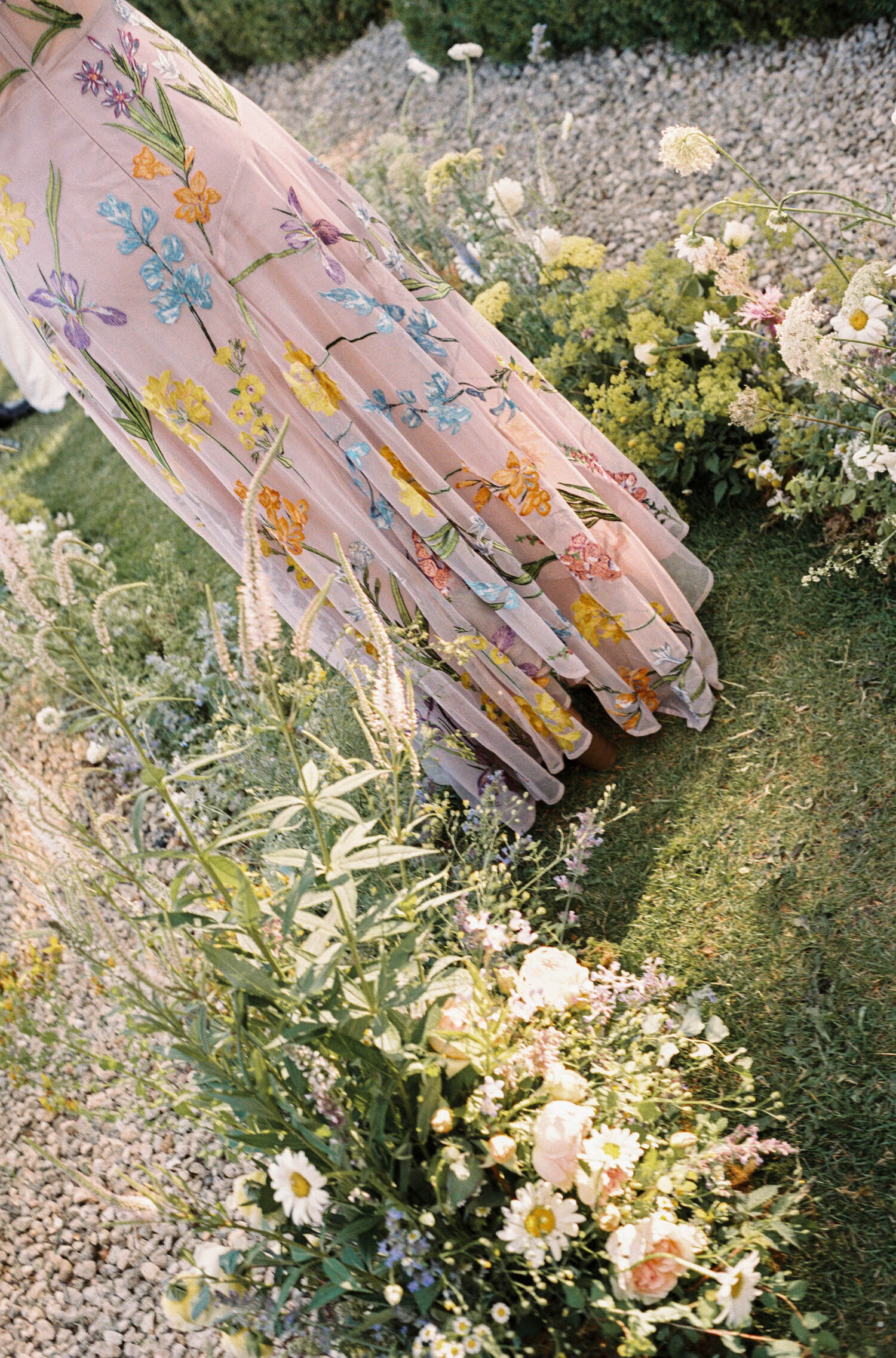 Flora_And_Grace_Provence_Analog_35mm_Fim_Editorial_Wedding_Photographer-4