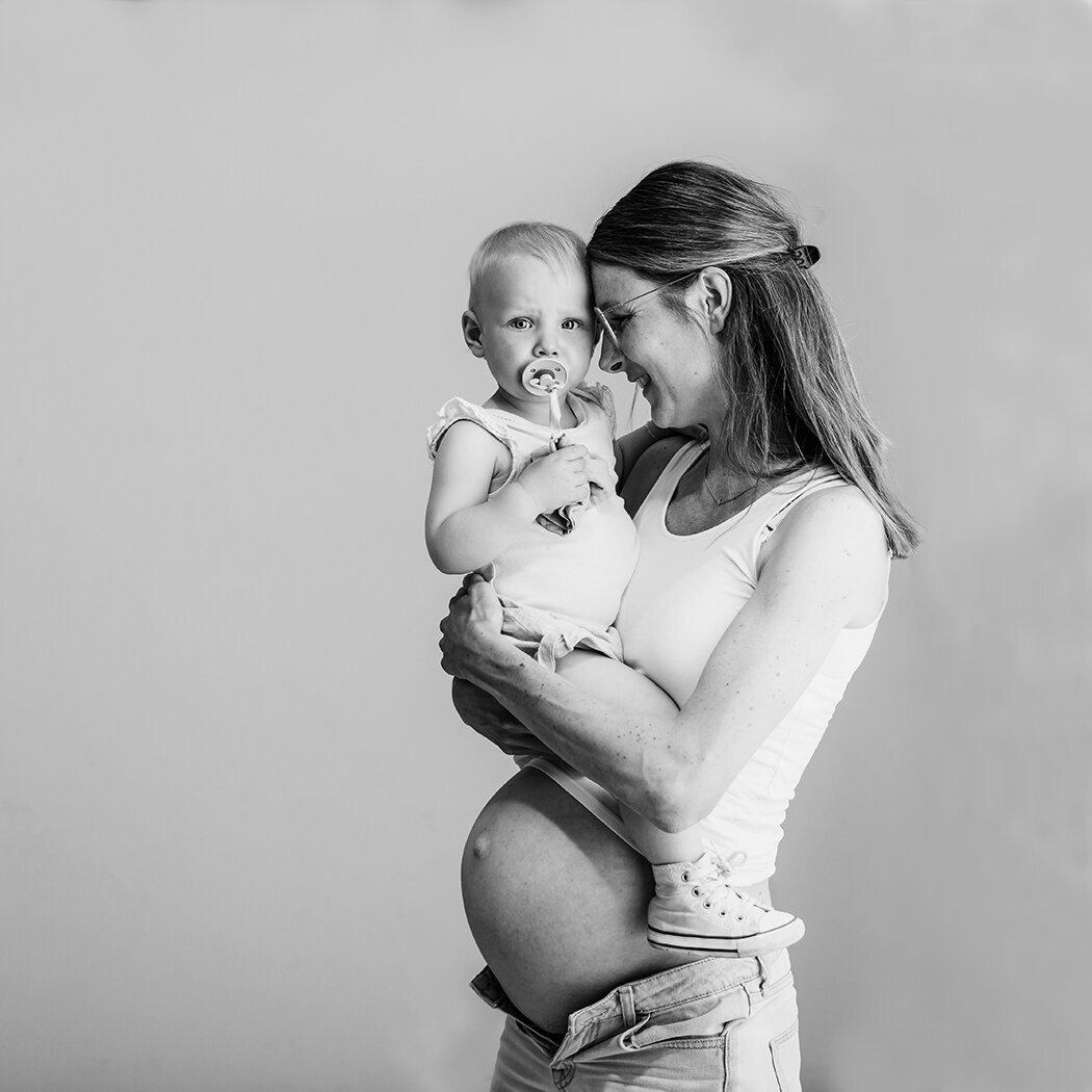 Lichte zwangerschapsfoto's, buikfoto's, zwangerschapsfotograaf Brabant