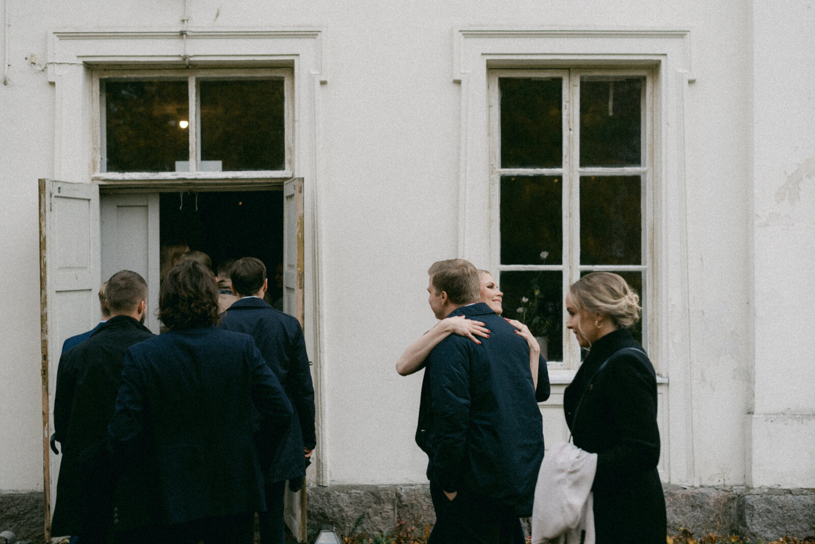Valokuva vieraista  saaupuassa vihkimiseen Oitbackan kartanolla hääkuvaaja Hannika Gabrielssonin kuvaamassa dokumentaarisessa hääkuvassa.