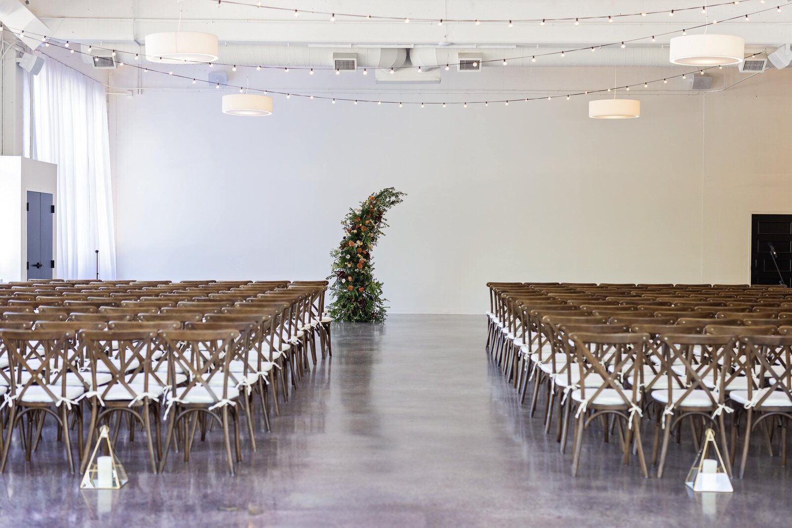 simple-wedding-ceremony-with-broken-arch