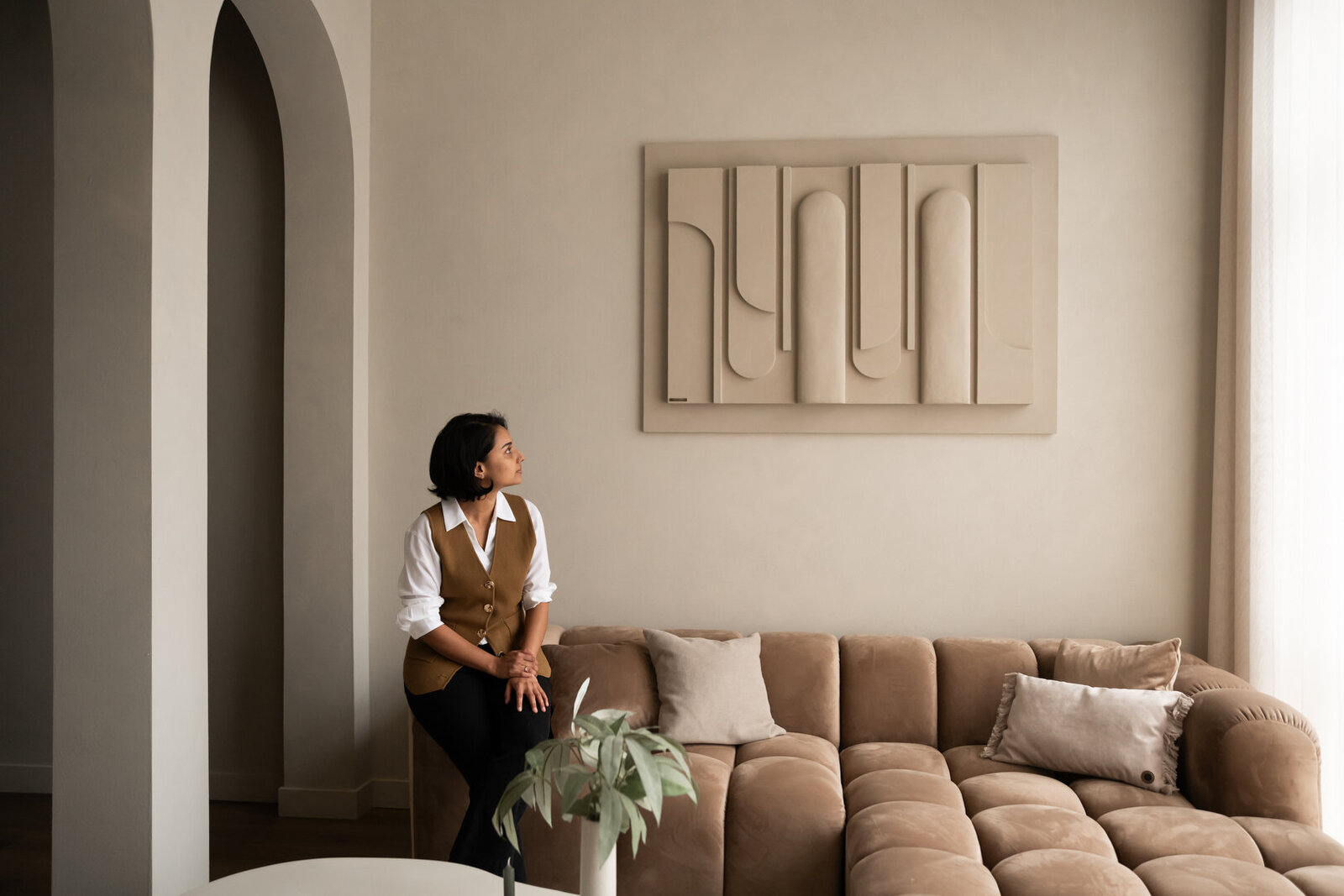 De Meraki Touch kijkend naar eigen kunstwerk