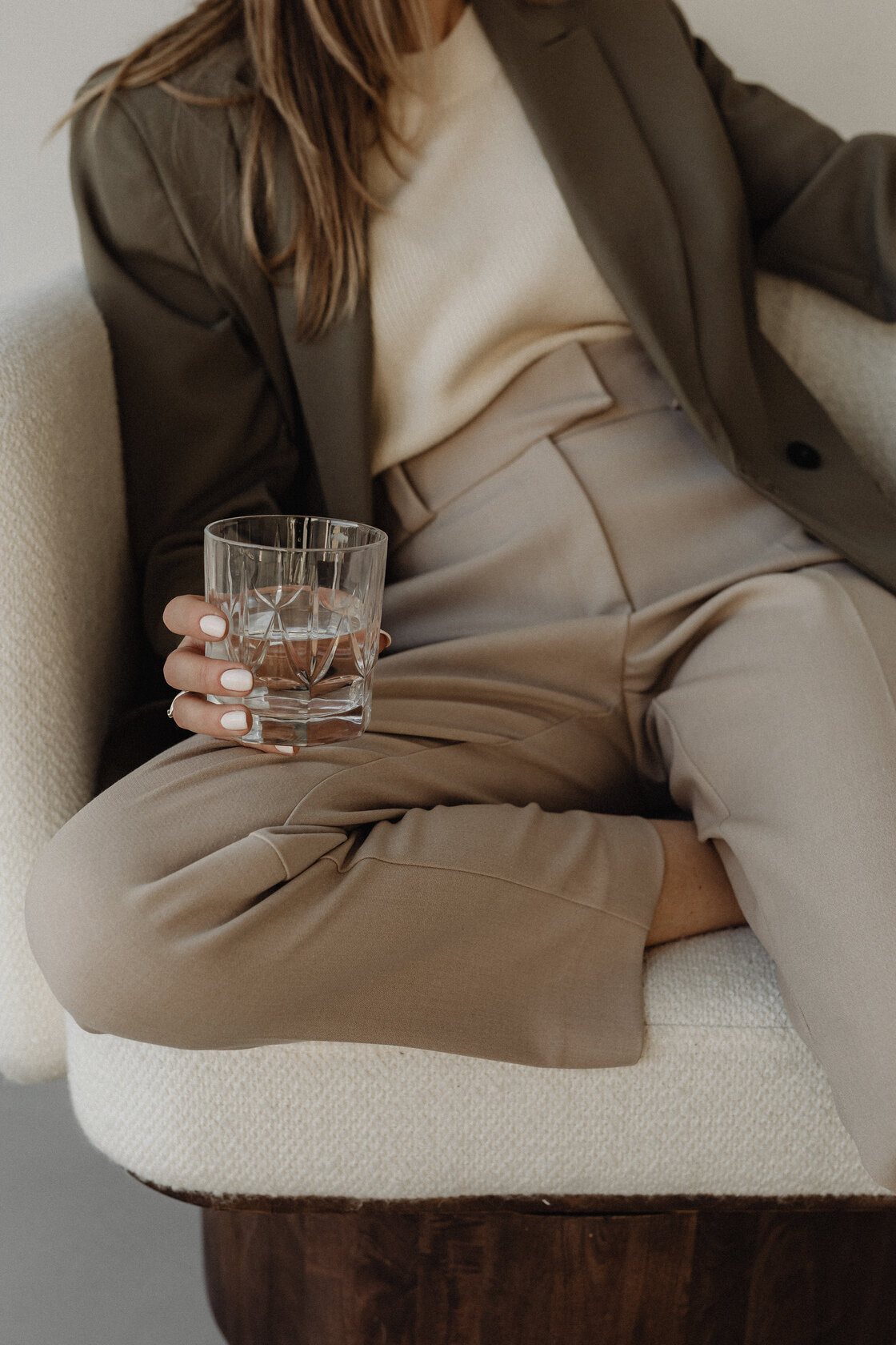 kaboompics_simplistic-sophistication-a-fashion-photoshoot-with-a-stunning-model-in-neutral-minimalist-outfits-30941