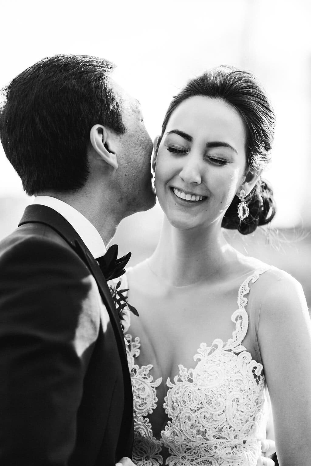 Black-and-white-photo-bride-groom-Paris
