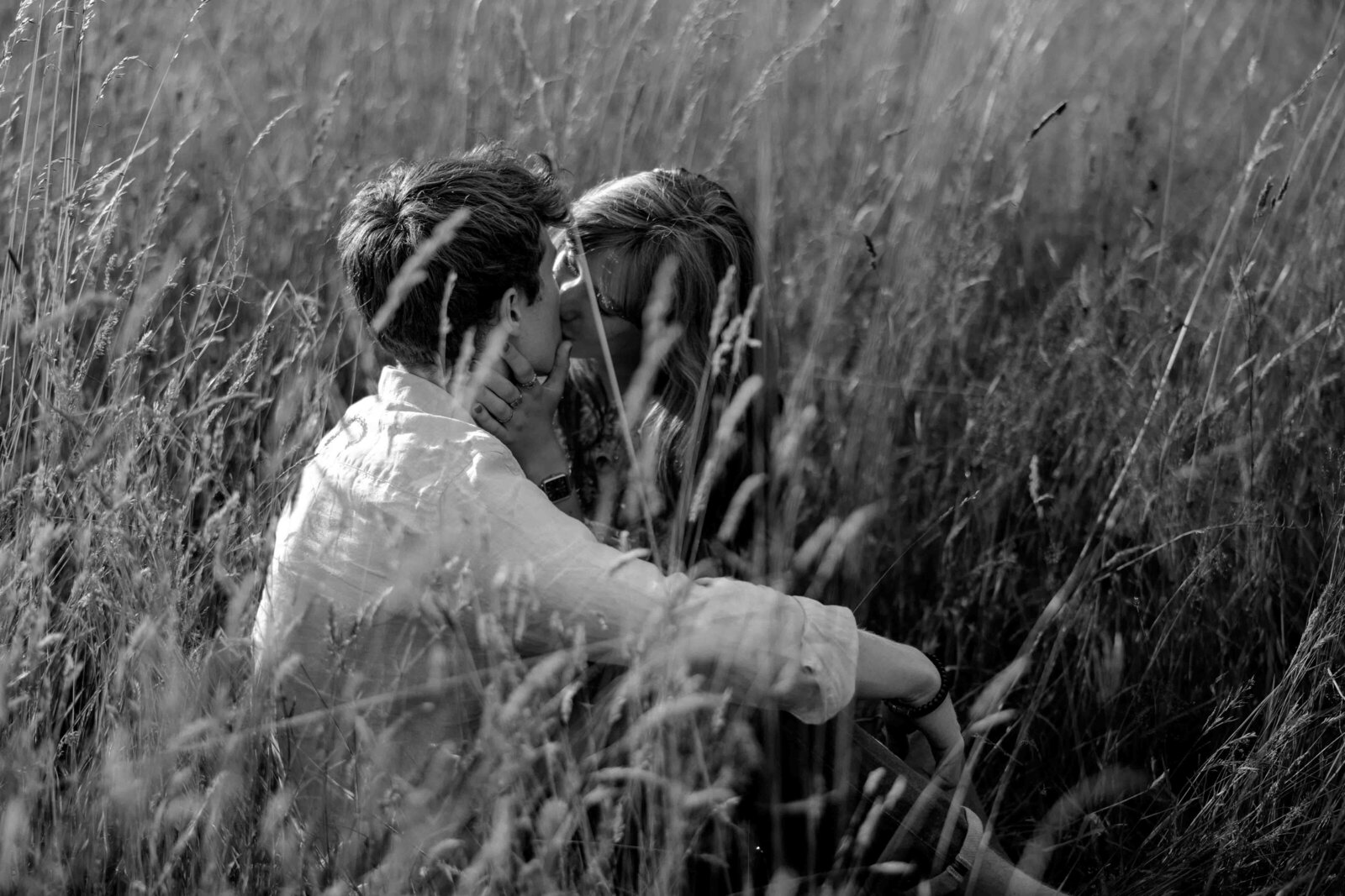 Golden Hour pre-weddingshoot met een stralend bruidspaar, vastgelegd door een professionele trouwfotograaf.