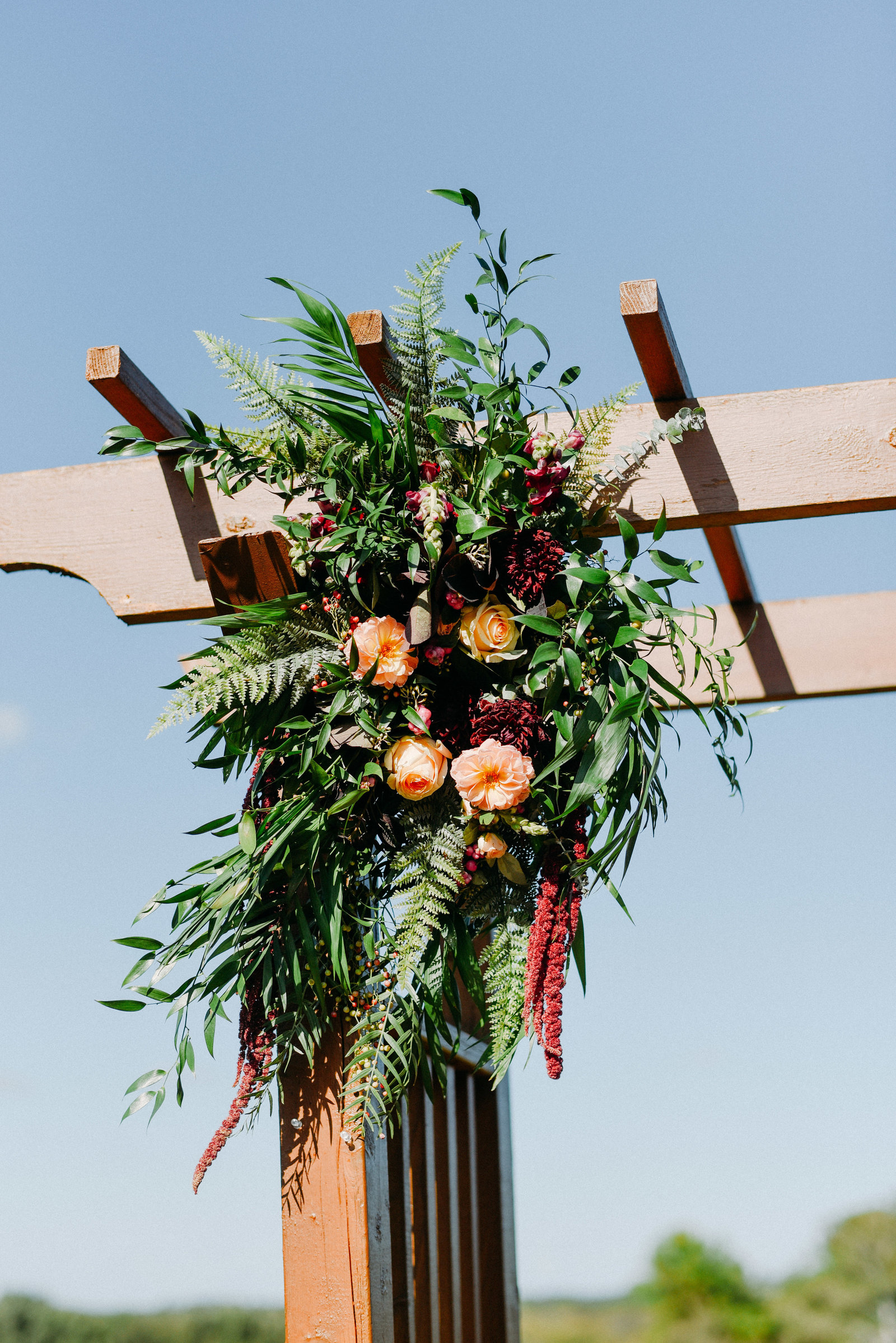 earthy-rustic-wedding-flowers-altar-milwaukee
