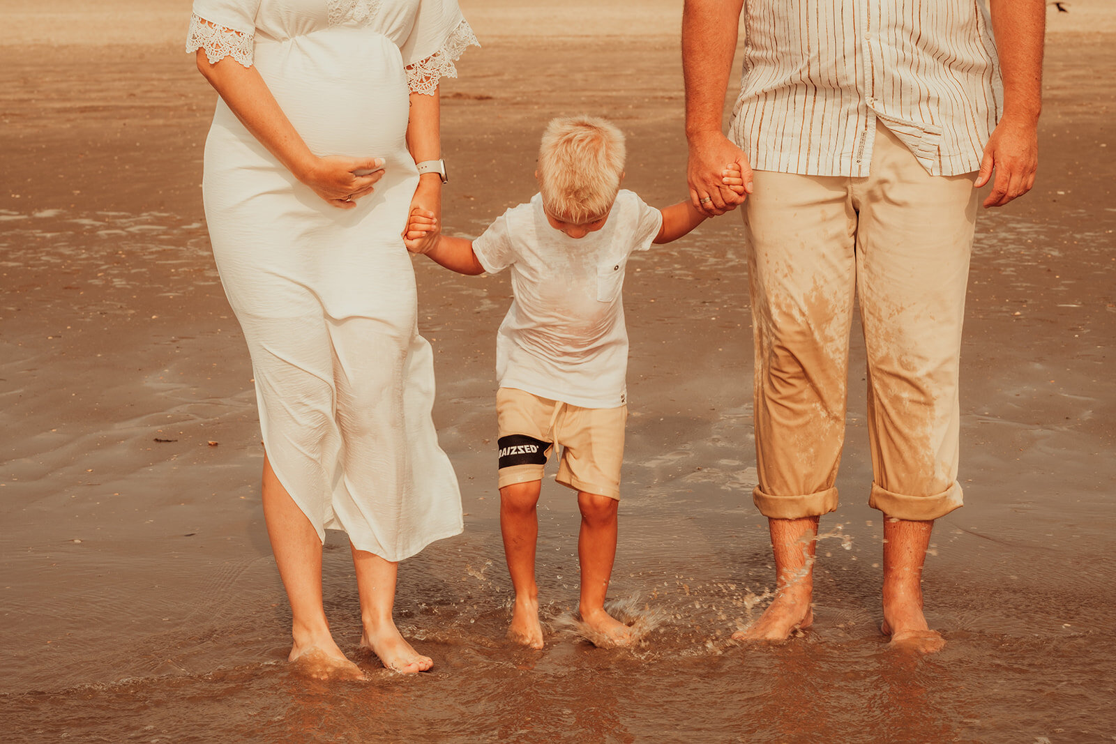 Zwangerschapsfotografie vol emotie en zachtheid, gemaakt door Nathalies Pictures in Nissewaard.