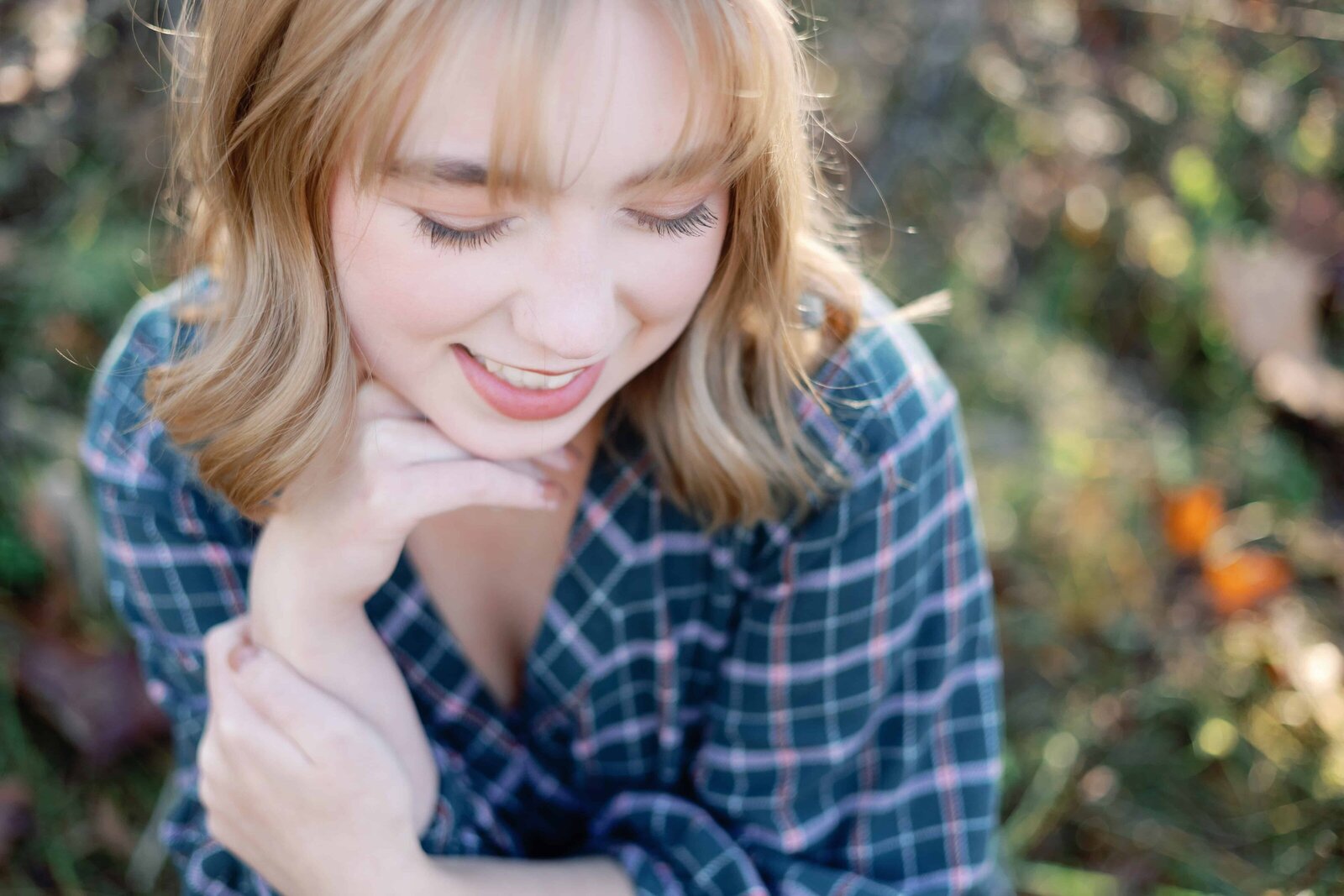 Photo taken by Indianapolis Photographer Monette Wagner of high school senior girl in blue plaid top laughing