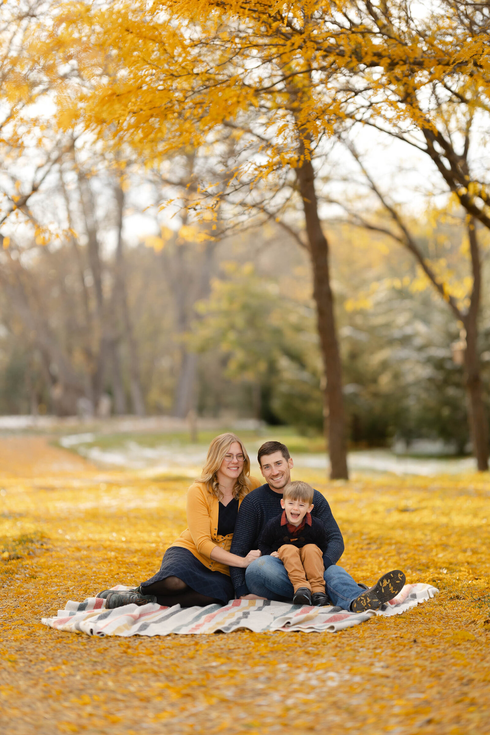 fall-family-photo-session-yellow-leaves-01