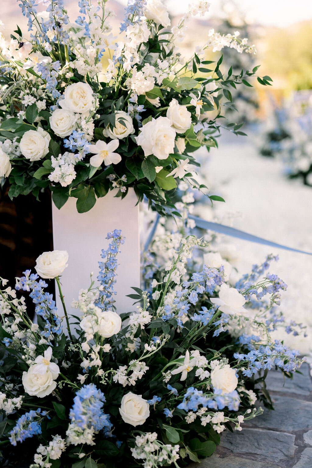scottsdale-florist-ceremony-floral-design-white-blue-wedding-flowers