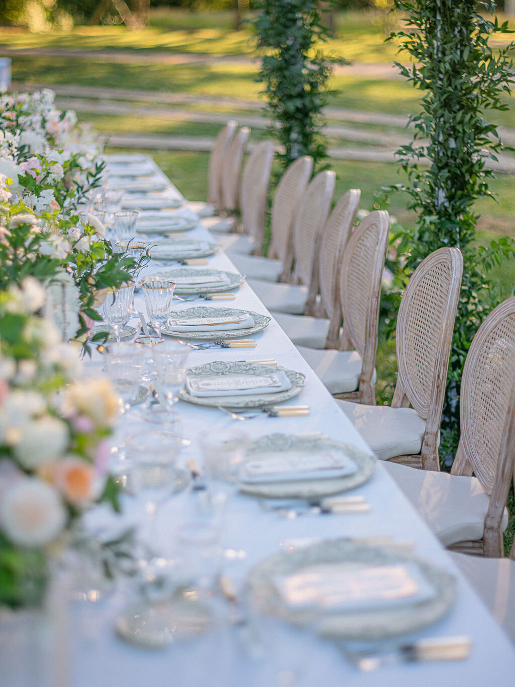 outdoor-wedding-meal