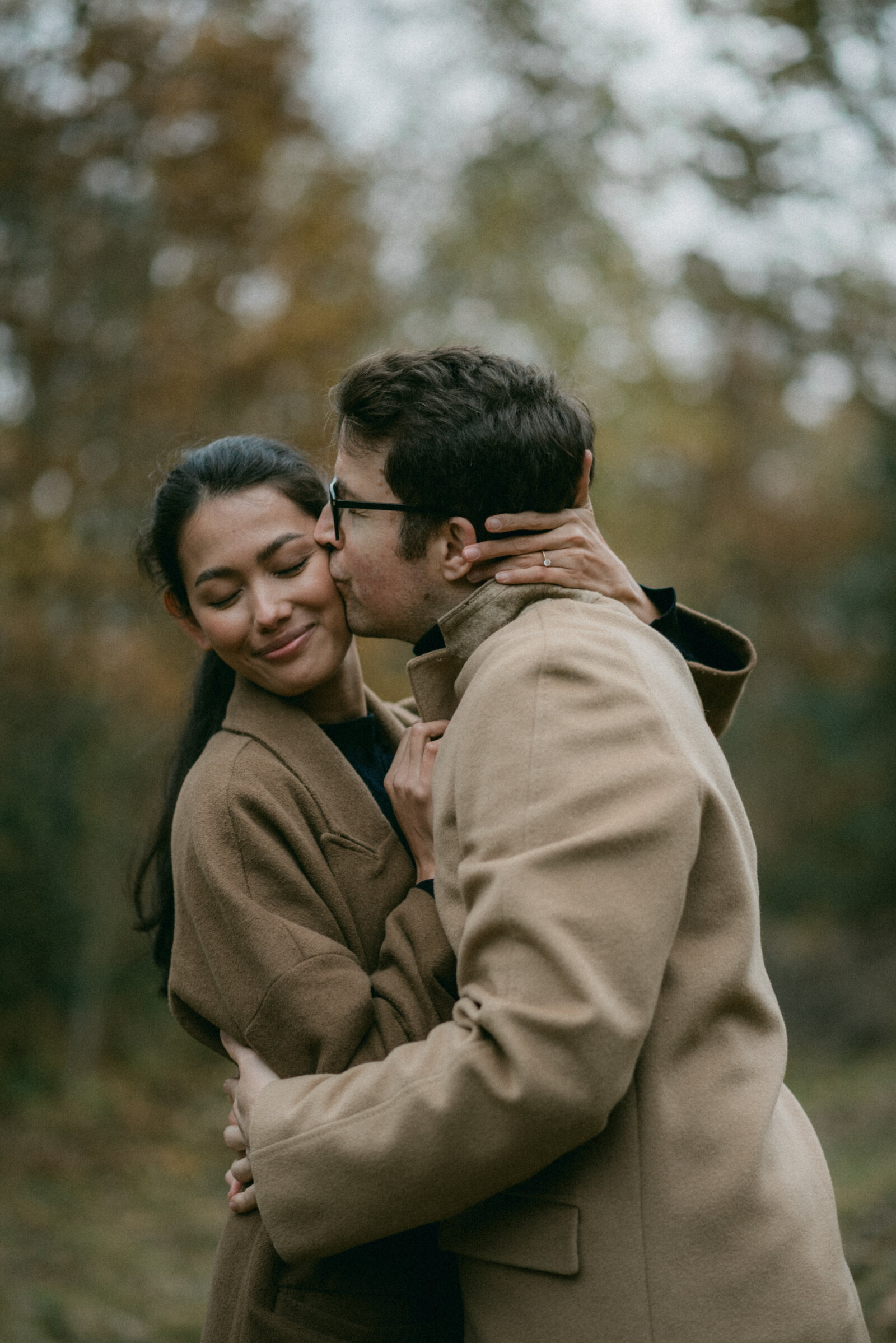 Couple in the park of Mustio Manor on a photography session with photographer Hannika Gabrielsson