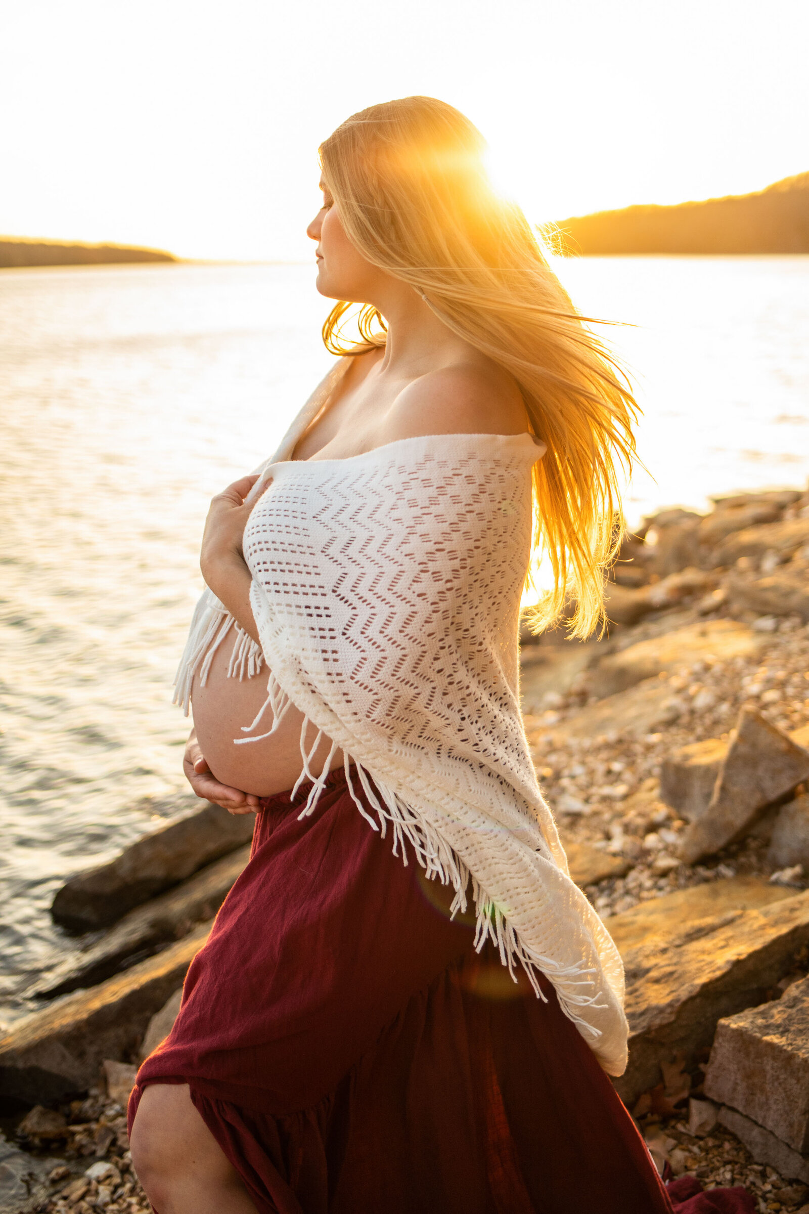 Kansas_City_Maternity_Photographer_golden_hour_lake_dress_hair_flying-1