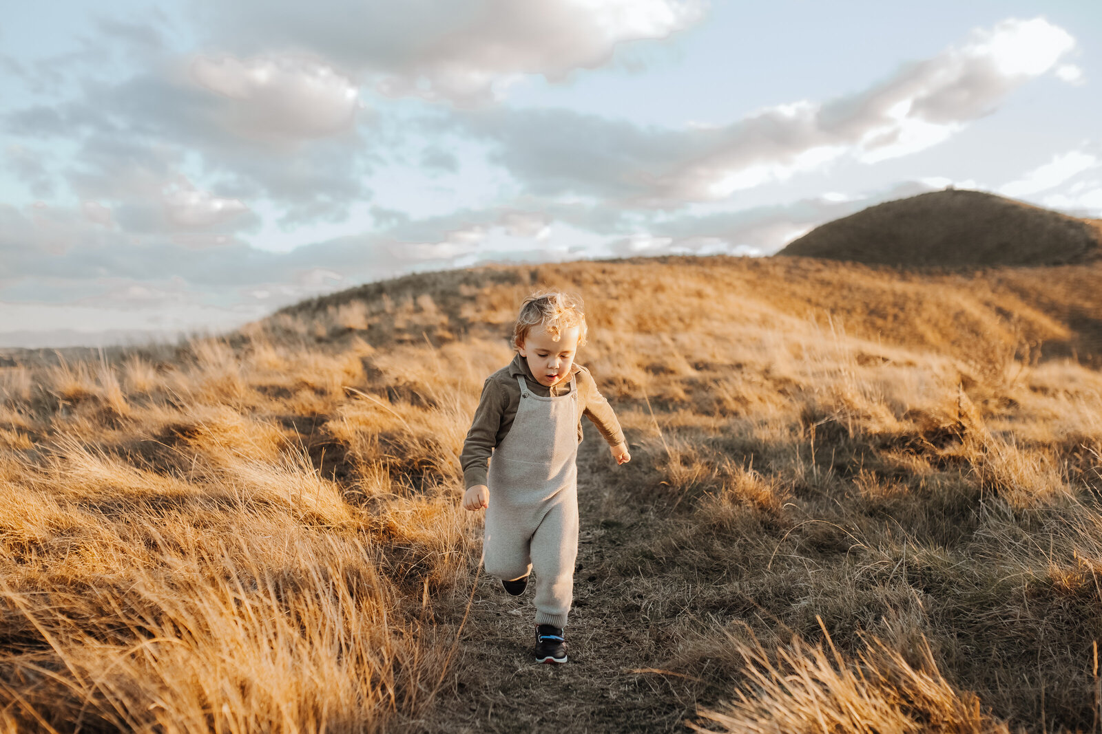 Photographes Hawkes Bay Family hill boy running
