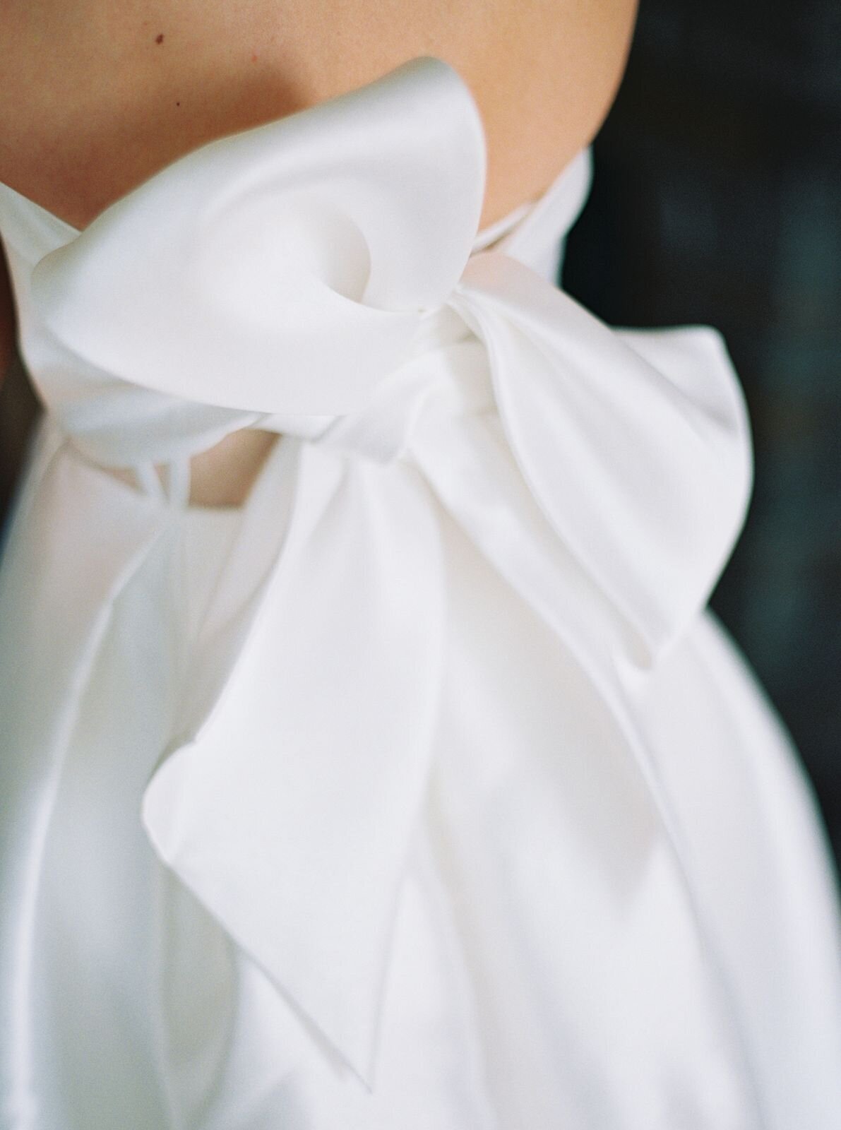 leila-james-events-newport-rhode-island-luxury-wedding-planner-castle-hill-inn-venue-erin-mcginn-wedding-photographer-bright-florals-CH0122 copy