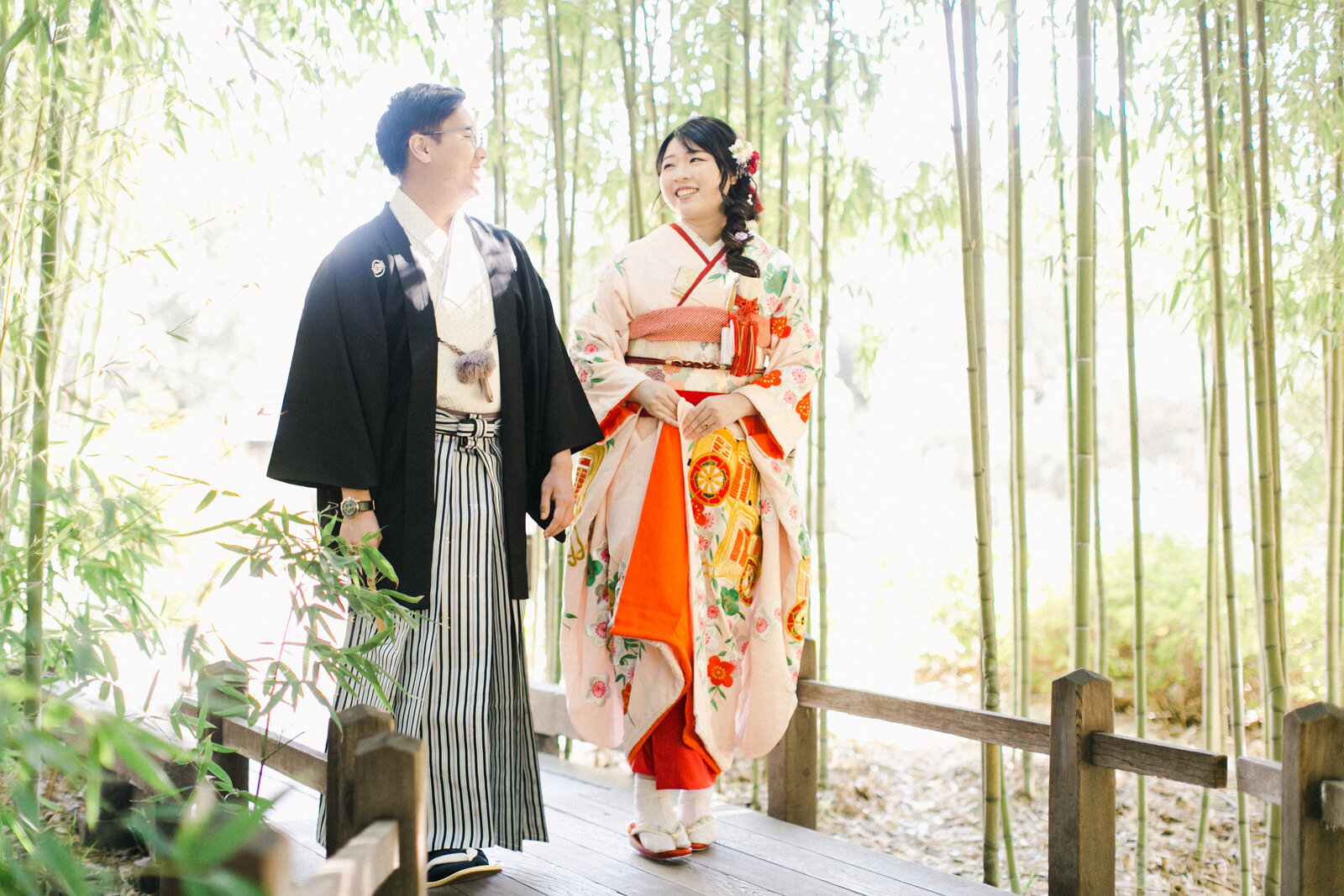 Couple in hikifurisode at The Huntington bamboo grove | 着物レンタル 和婚 引振袖 ハンティントン日本庭園 竹林