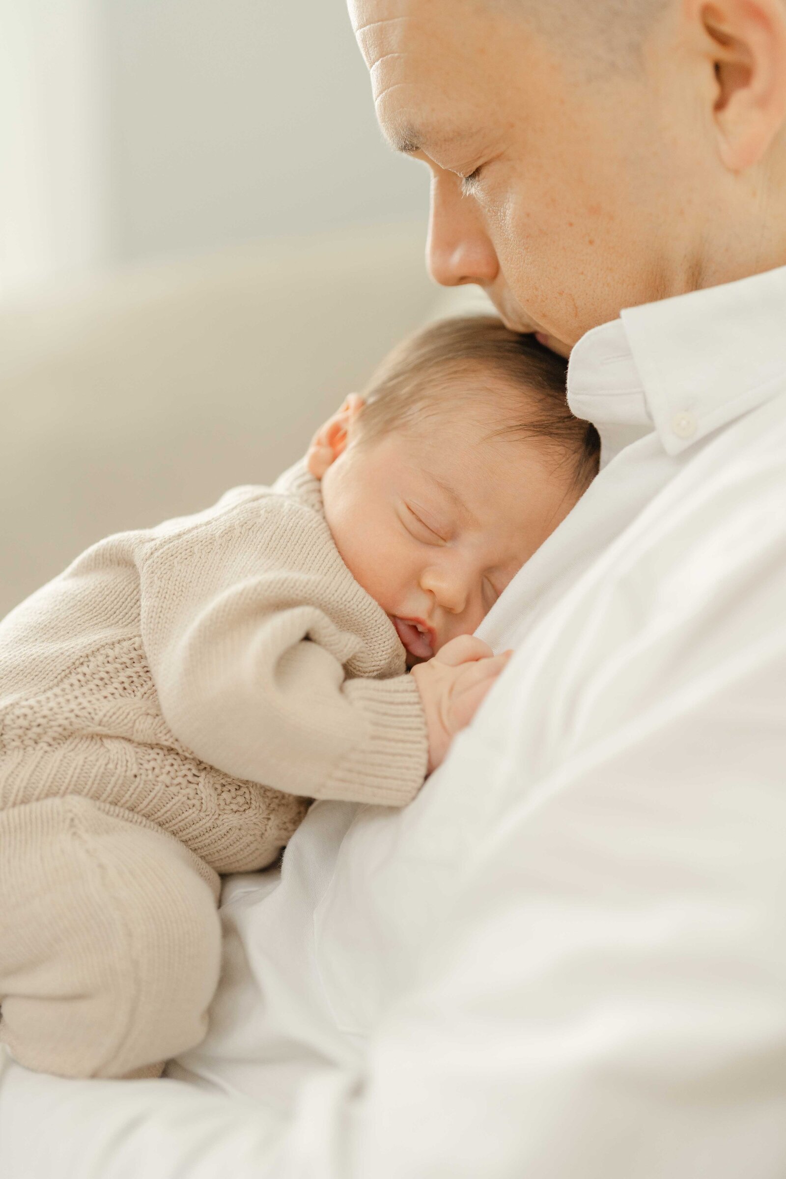 dad kisses baby’s head