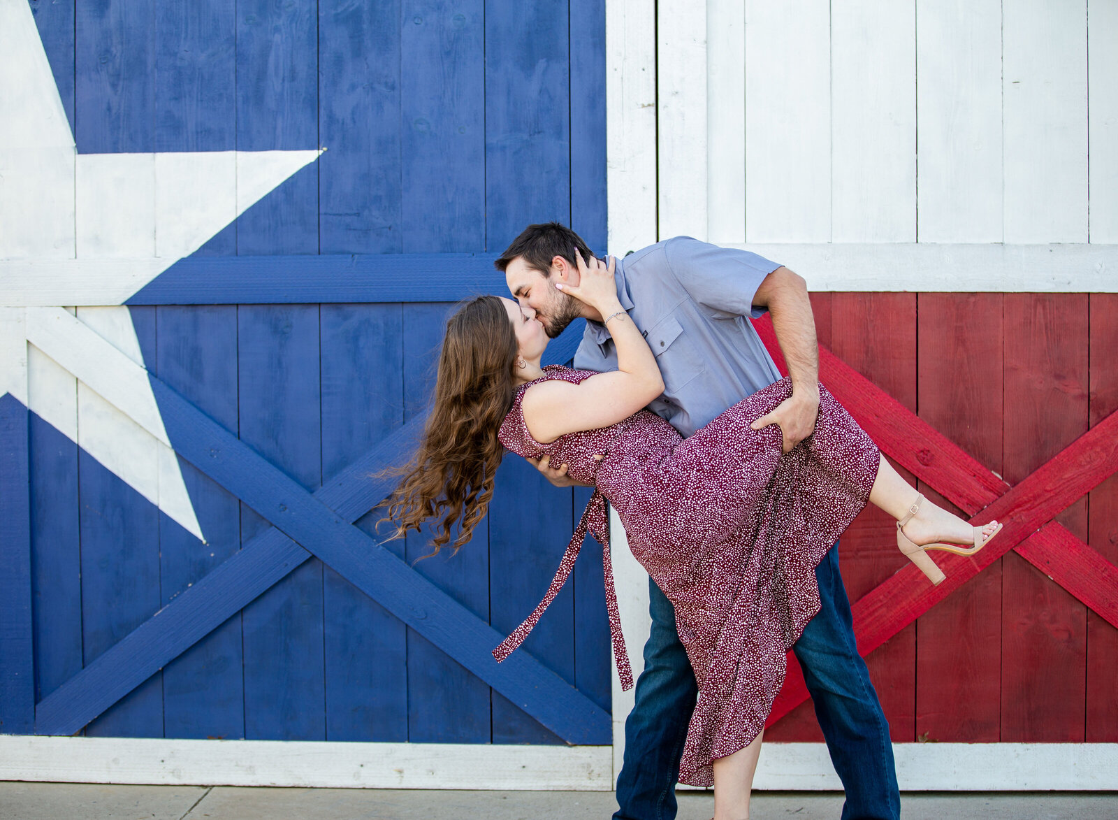 couple dip and kiss with texas flag
