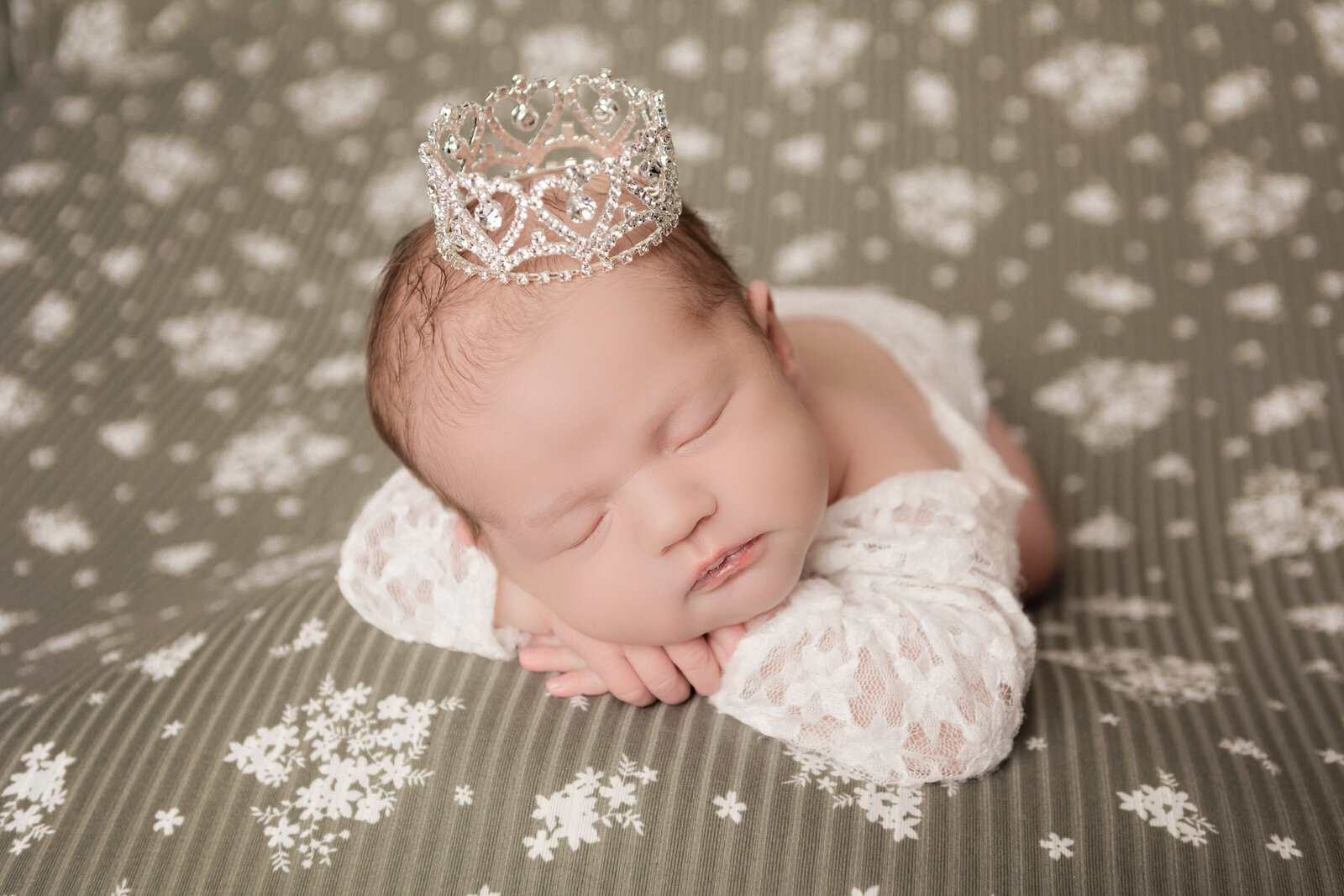 baby-girl-newborn-photos-with-crown