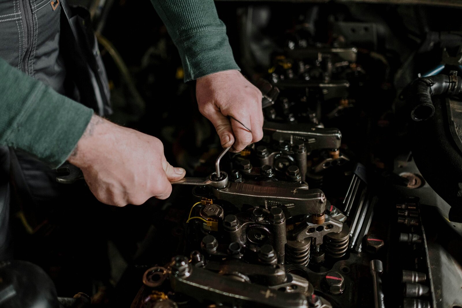 mechanic-tightening-engine-bolts