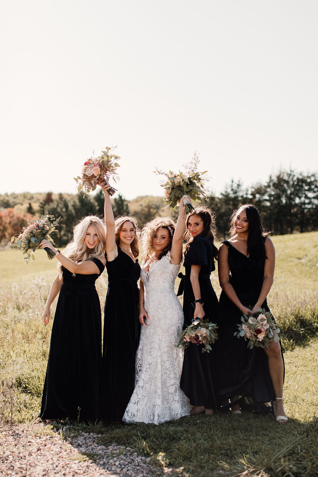 bridesmaids-bride-outdoor-golden-hour-bouquets