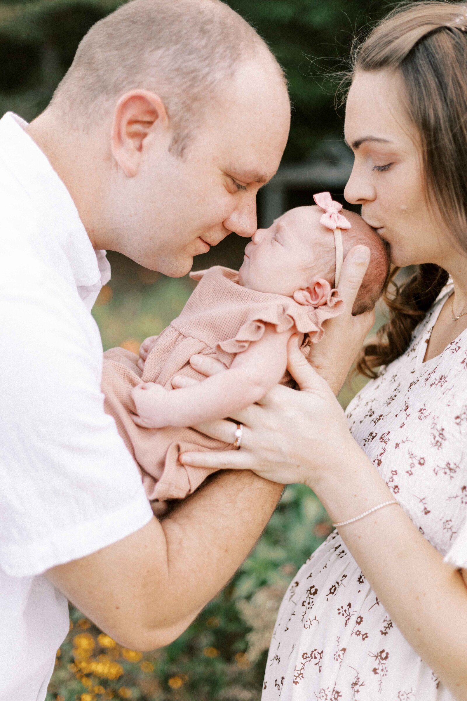 parents kissing baby in peoria illinois baby photos 