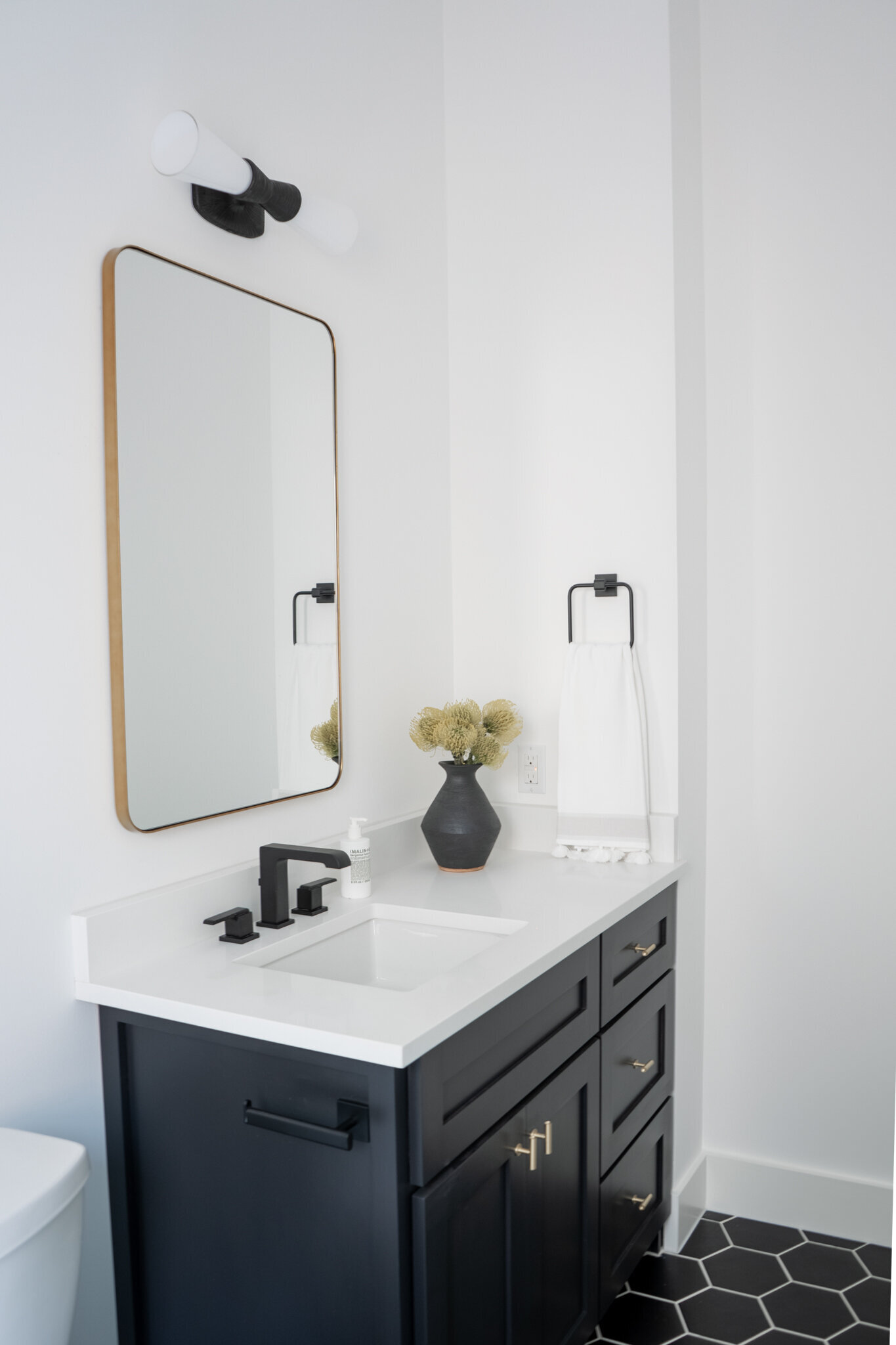 11_Black_and_White_Modern_Bathroom_Nuela_Designs