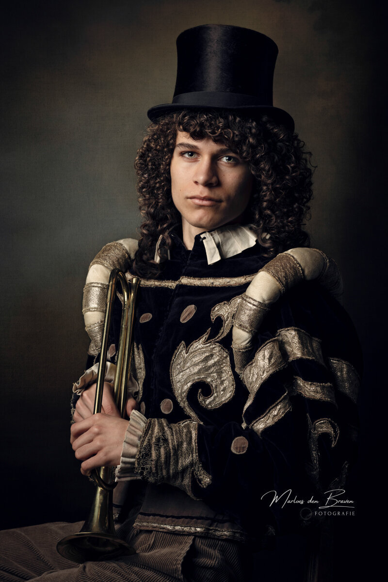 Fine art portret jongen hoed trompet