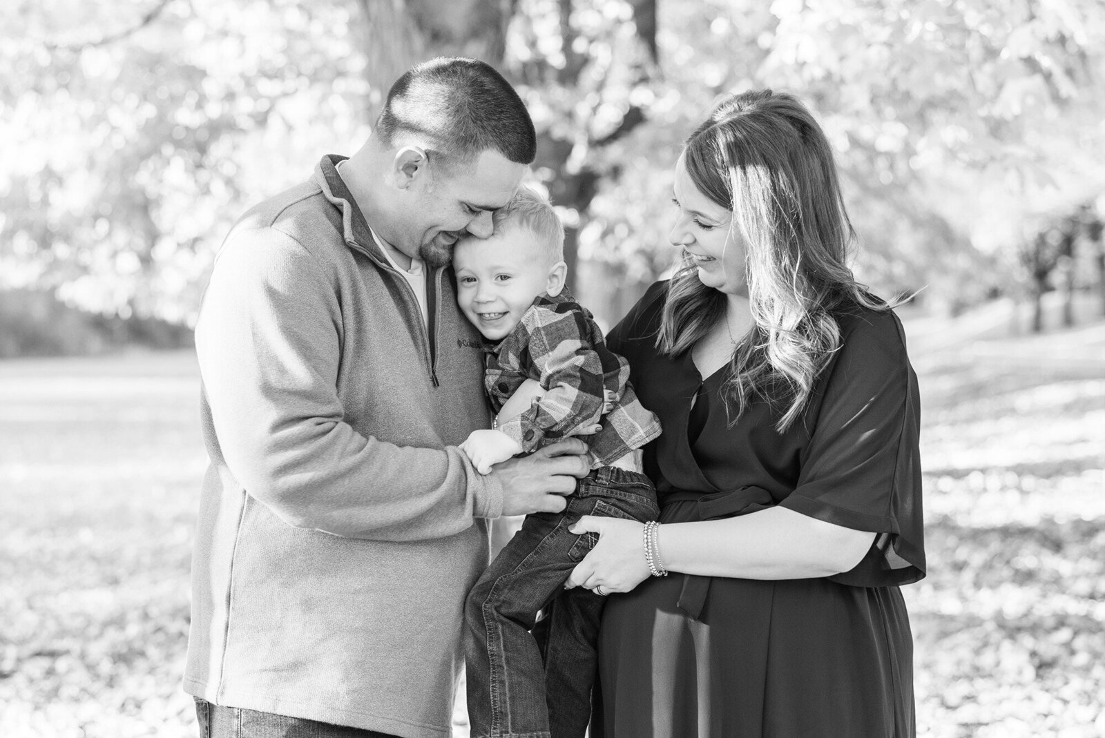 black-and-white-maternity-photo-family