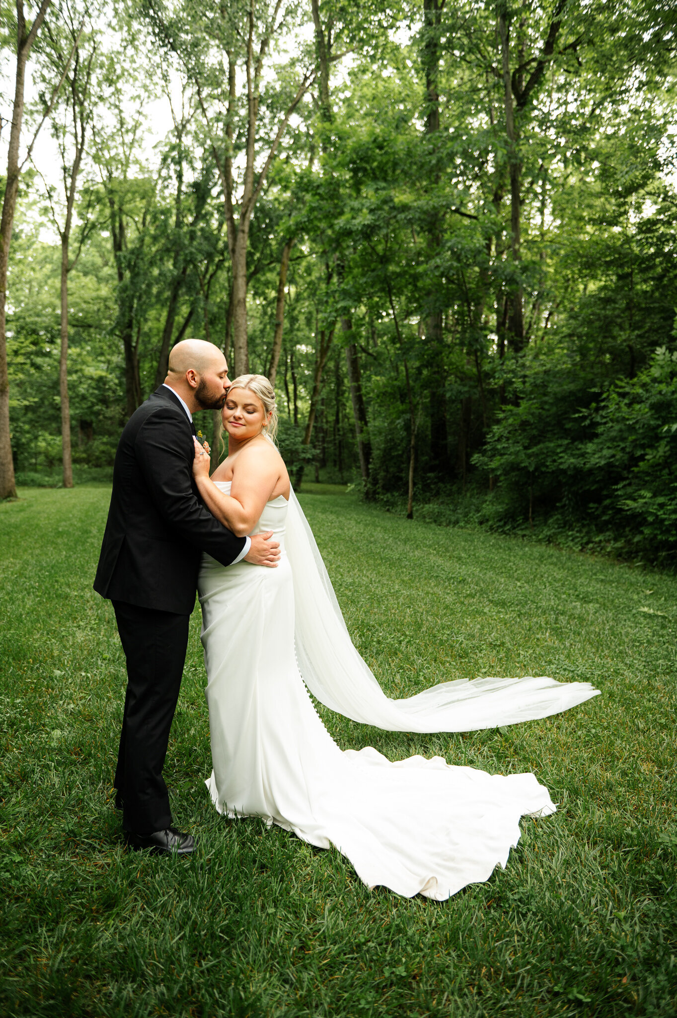 bride-groom-kiss