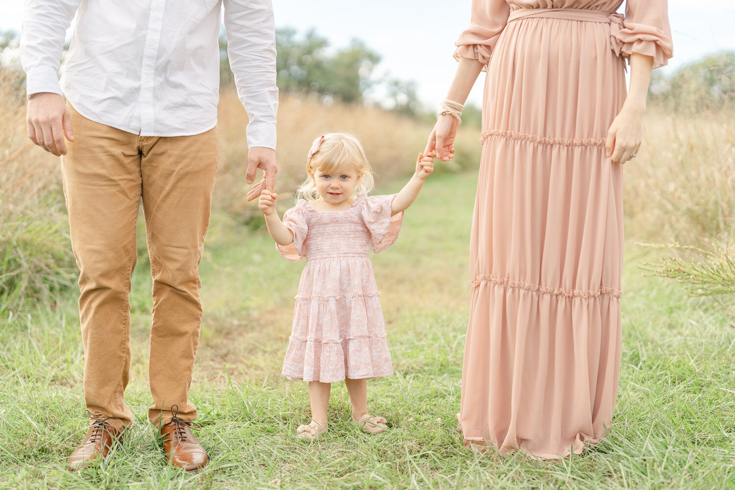 girl holding parents’ hands during Loudoun County, Virginia minis