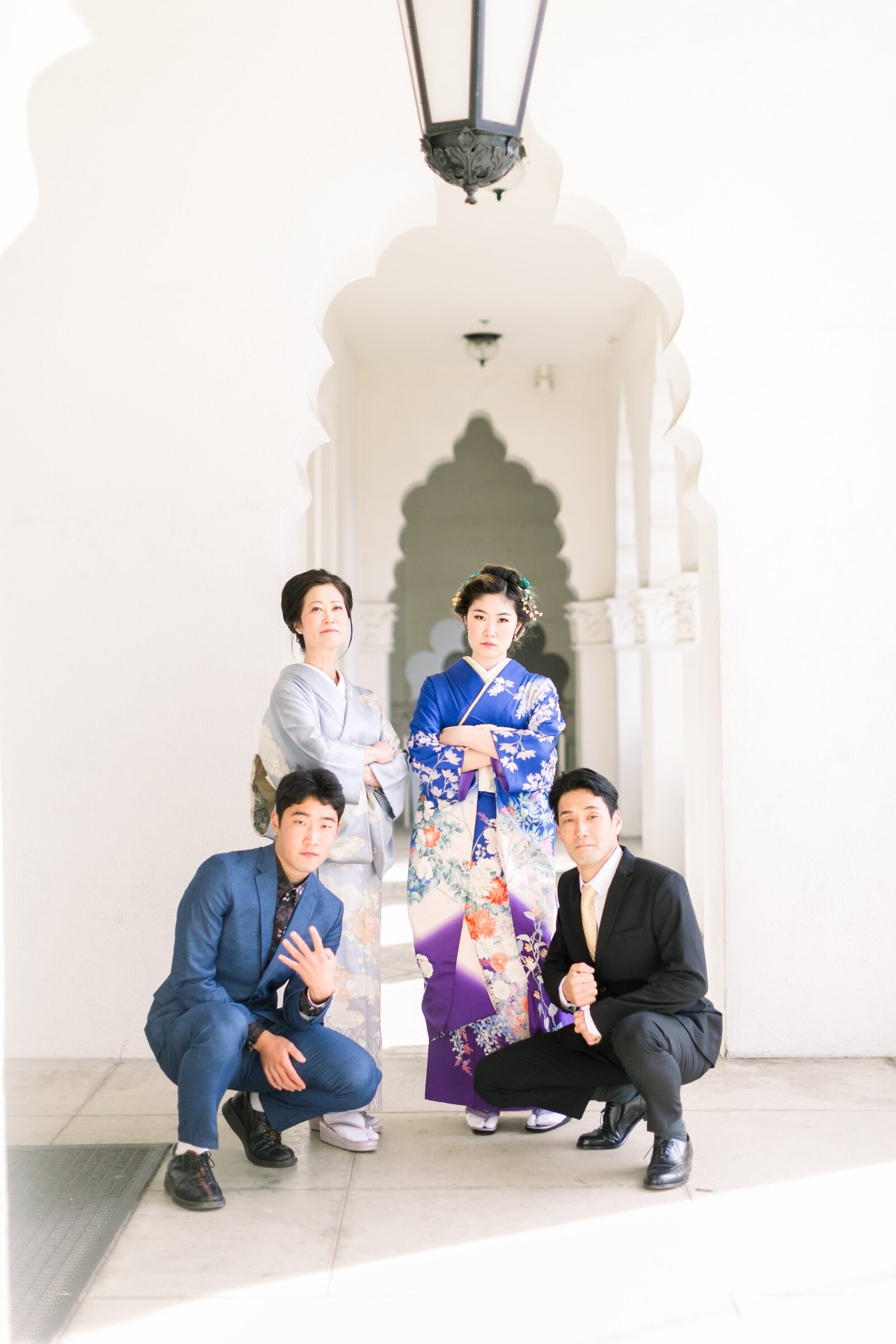 Family group portrait with daughter in a striking blue furisode kimono during her Seijinshiki celebration at Brand Park Glendale. Family kimono rental in Los Angeles | ブランドパーク（グレンデール）で成人式を祝う家族写真、青い振袖の娘、着物レンタル