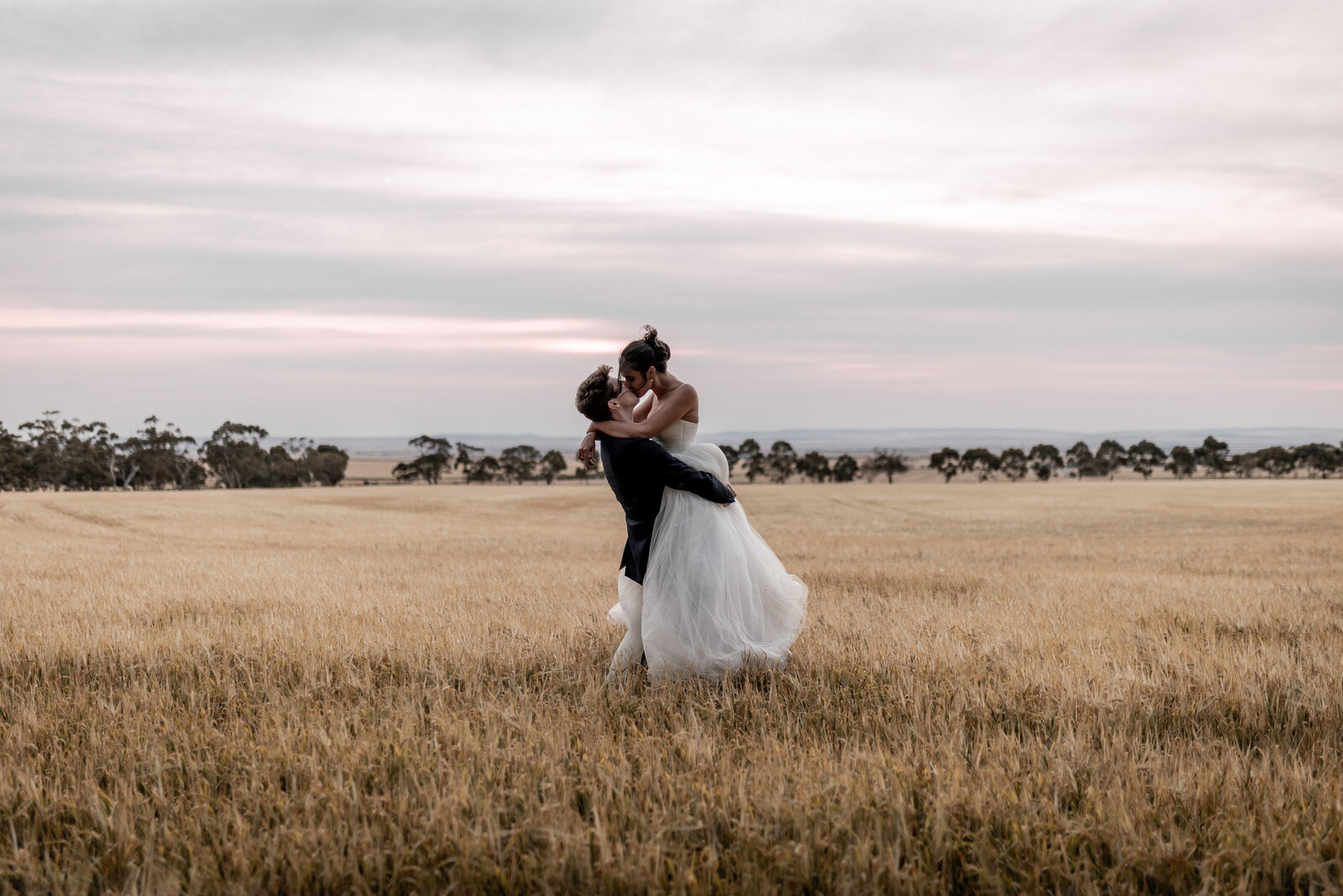 241102-Vanessa-Jacob-Rexvil-Photography-Adelaide-Wedding-Photographer-650