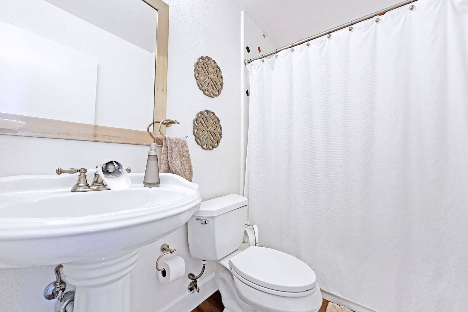 mls13_michael-jimenez-pacifica-real-estate-agent-homes-for-sale-neutral-bathroom