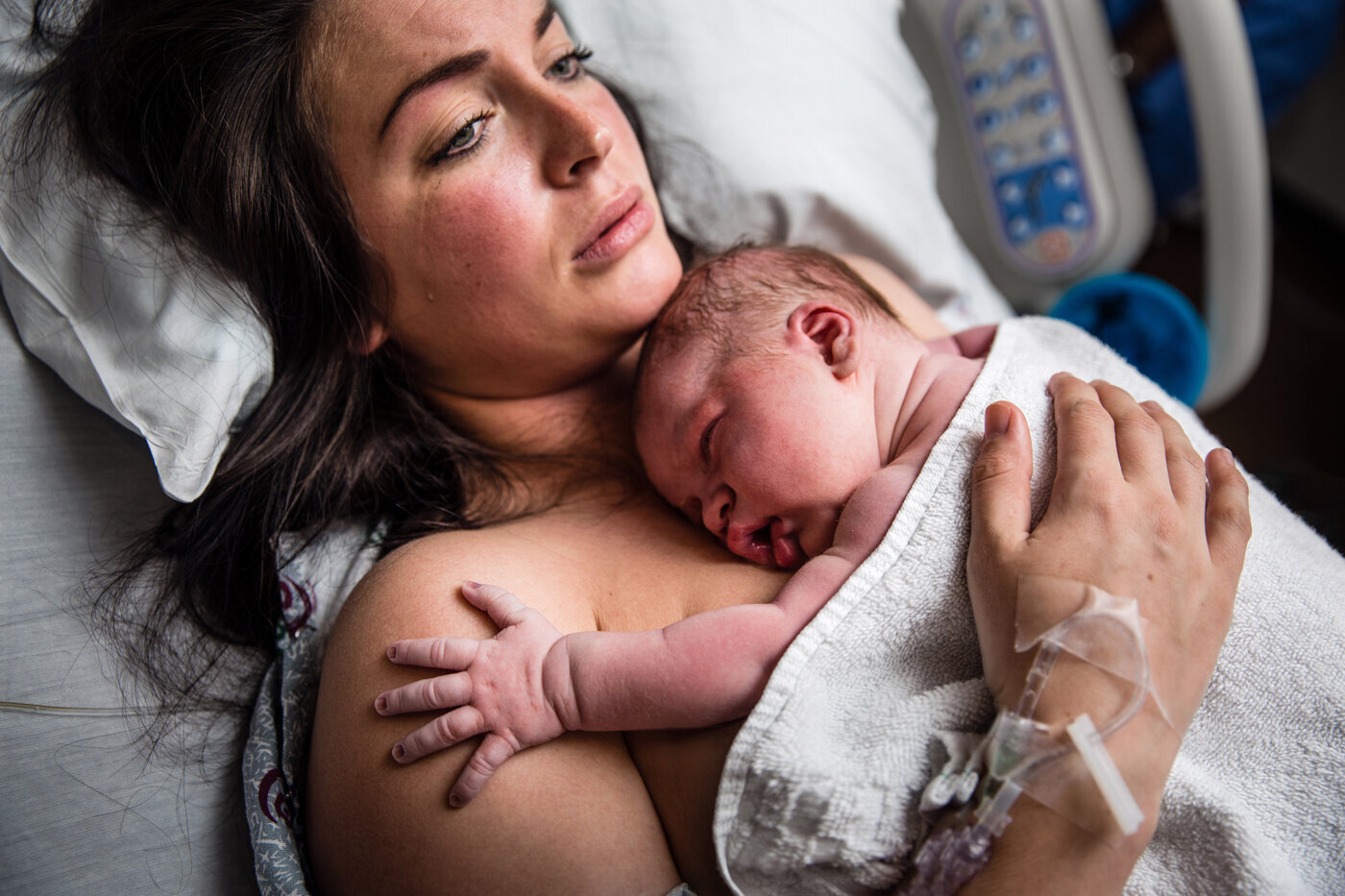 birth photographer, columbus, ga, atlanta, postpartum, mother and newborn, skin to skin 2