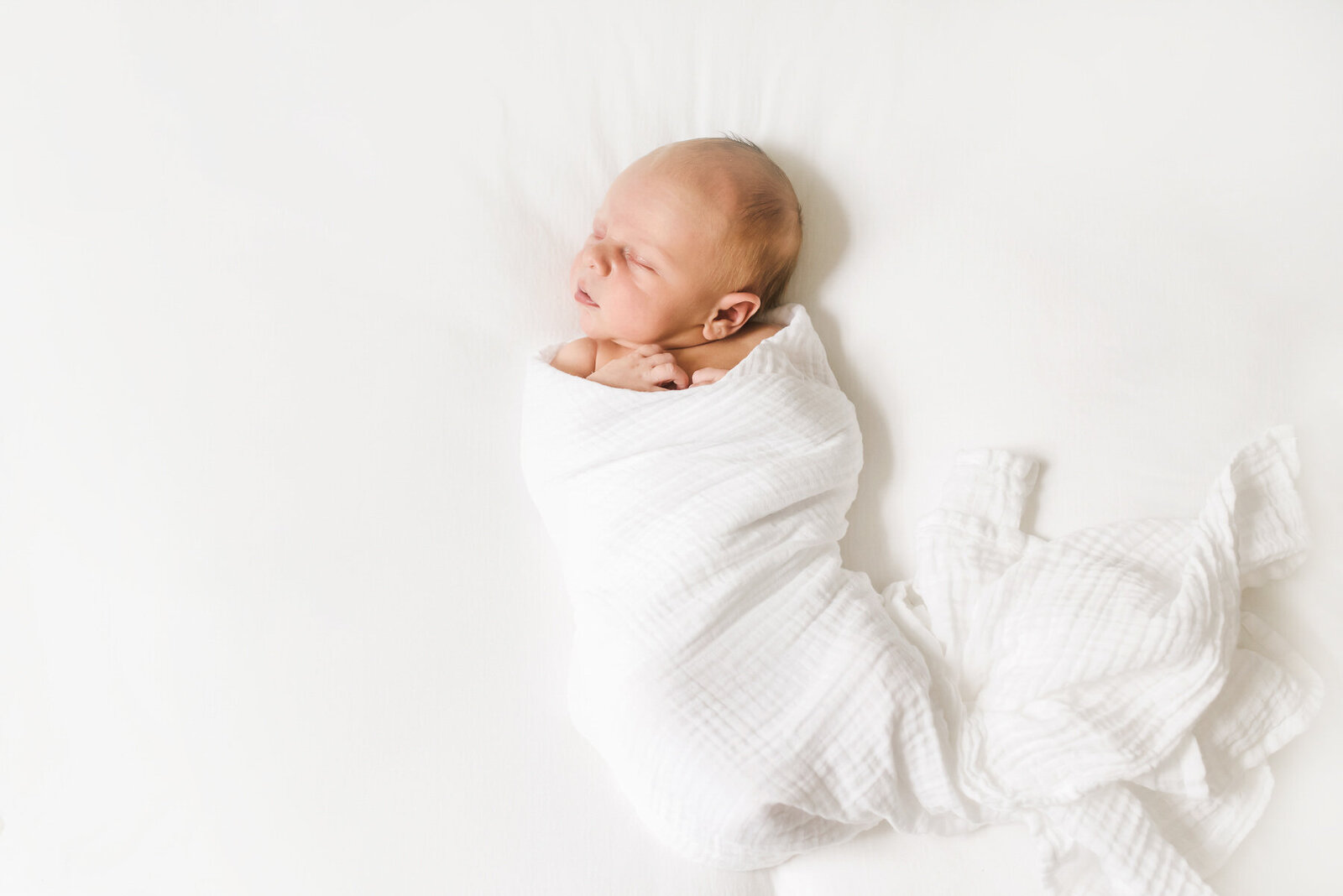 Naturally wrapped newborn by Charlotte Newborn Photographer Anna Wisjo Photography