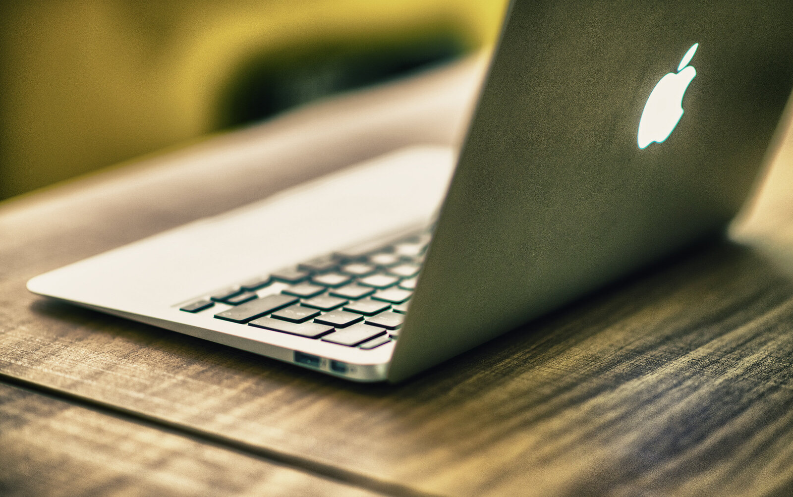 MACBOOK