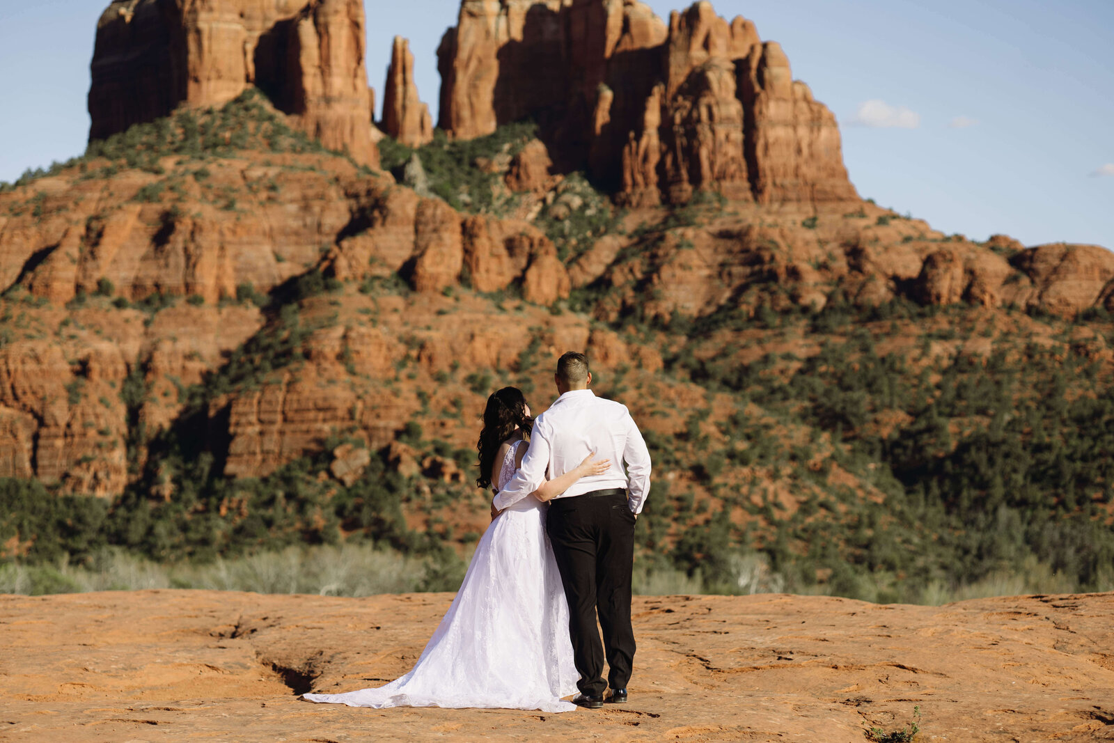 bride and groom in sedona