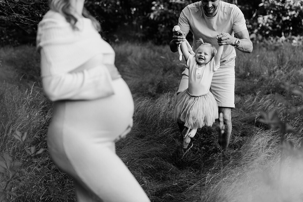 Goldenhourzwangerschapsshoot, gezinsfotoshootzwangerschap, zwangerschapsfotoshootbloemenveld, gezinsfotosbrabant, breda, oosterhout, zundert, rucphen