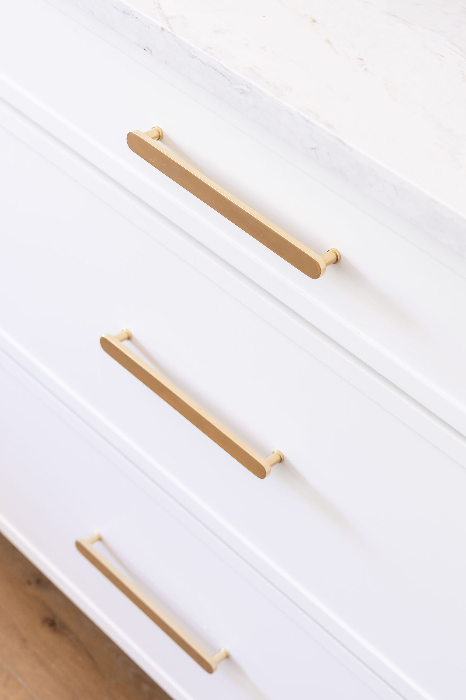 White Kitchen Gold Modern Hardware Interior Design Austin_NuelaDesigns