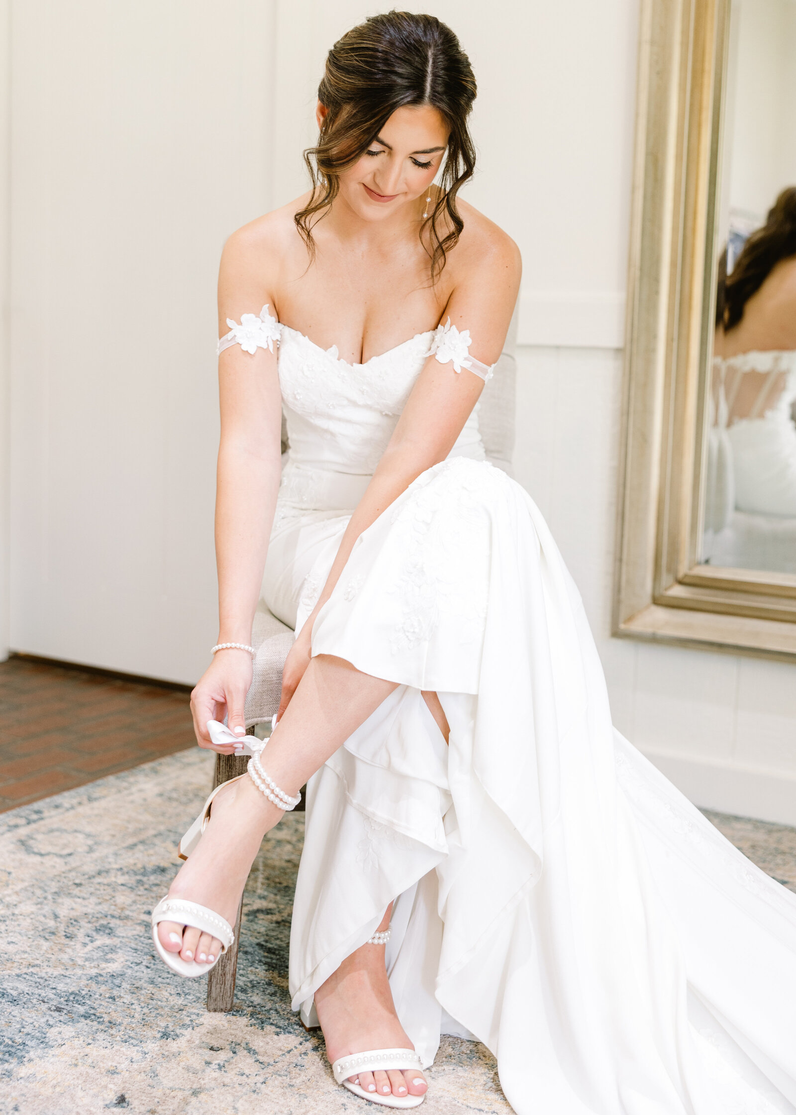 lauren-and-zac-wedding-bride-putting-on-shoes-abby-bell-photography-alabama