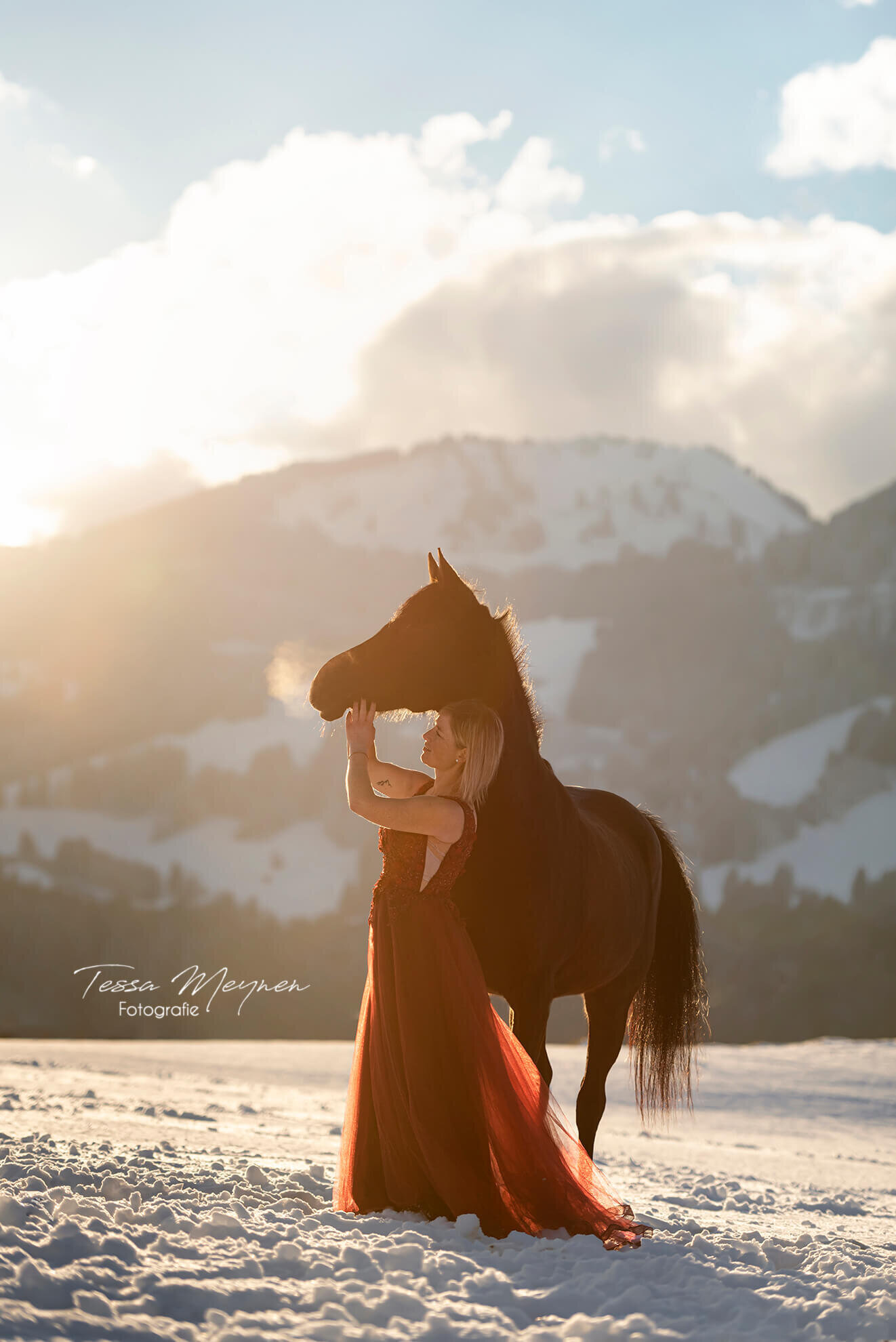 Paard en baasje met zonsondergang in de Alpen