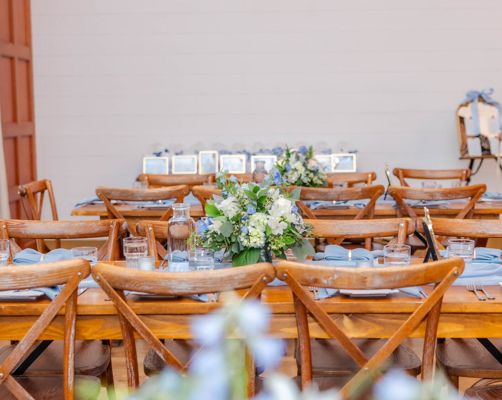 rustic-bridal-shower-table-setting-blue-decor