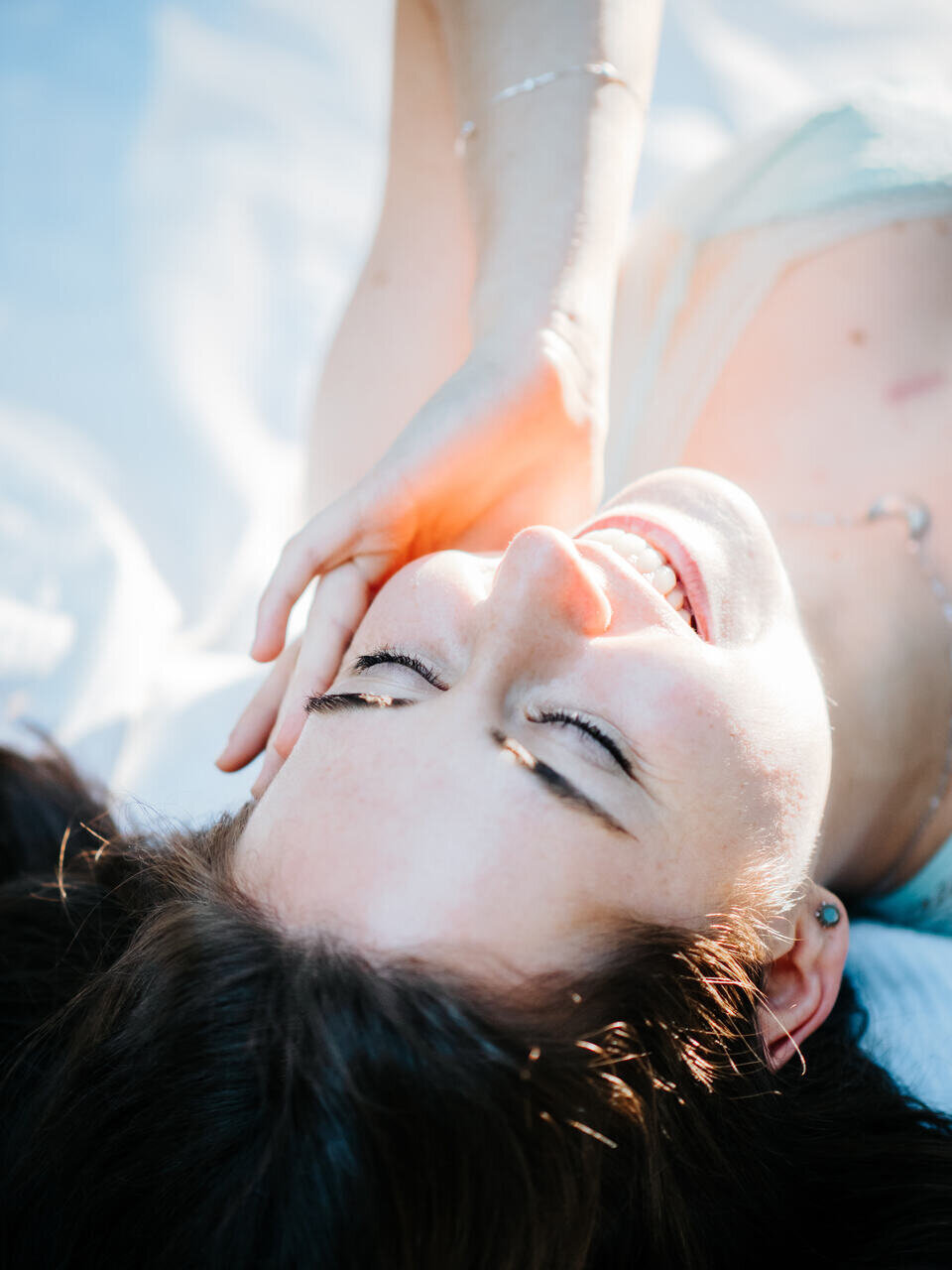 Frau in Lingerie am Waldrand, sinnliches Boudoir-Foto mit romantischer Outdoor-Stimmung