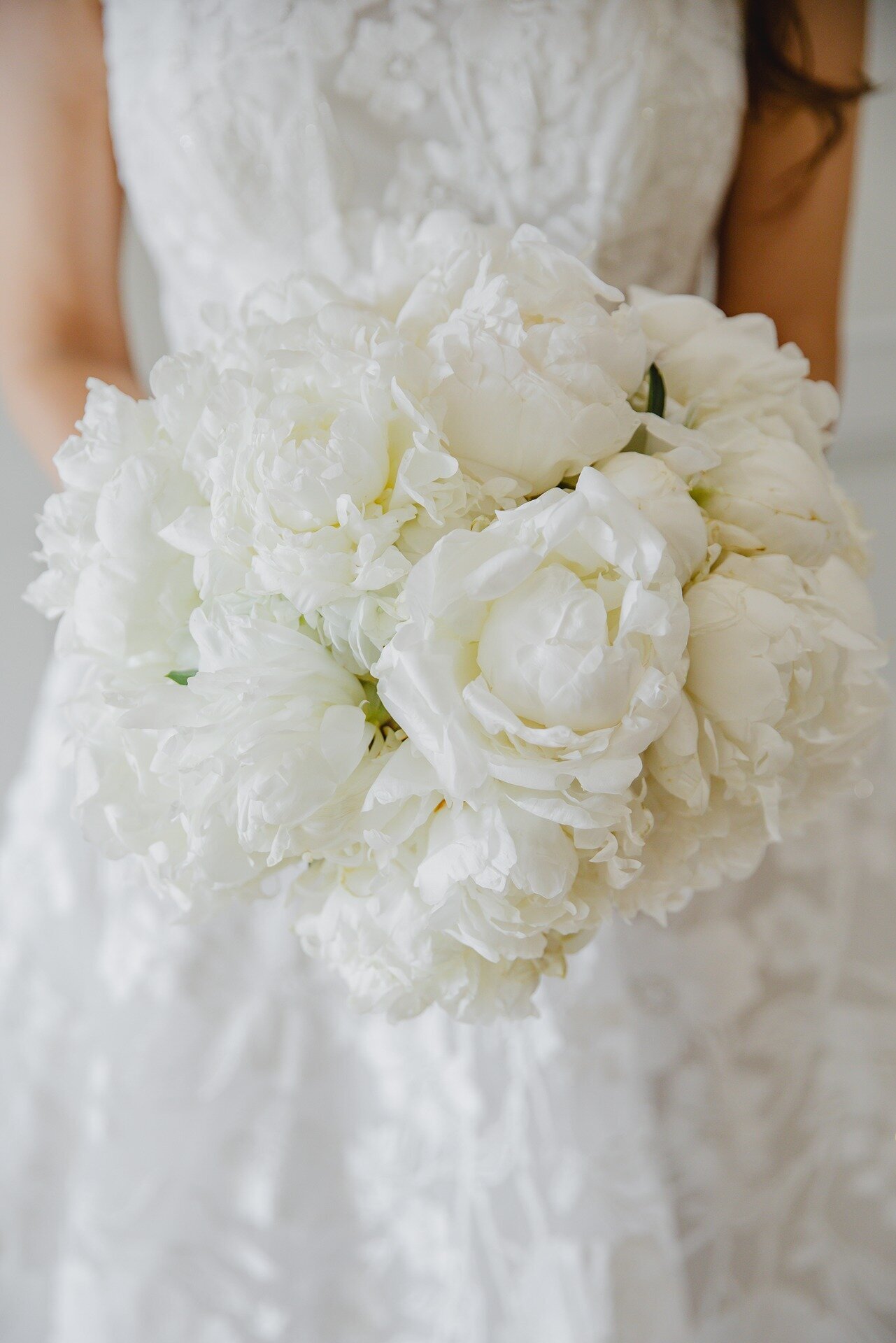 white-bouquet-woodfield-bride
