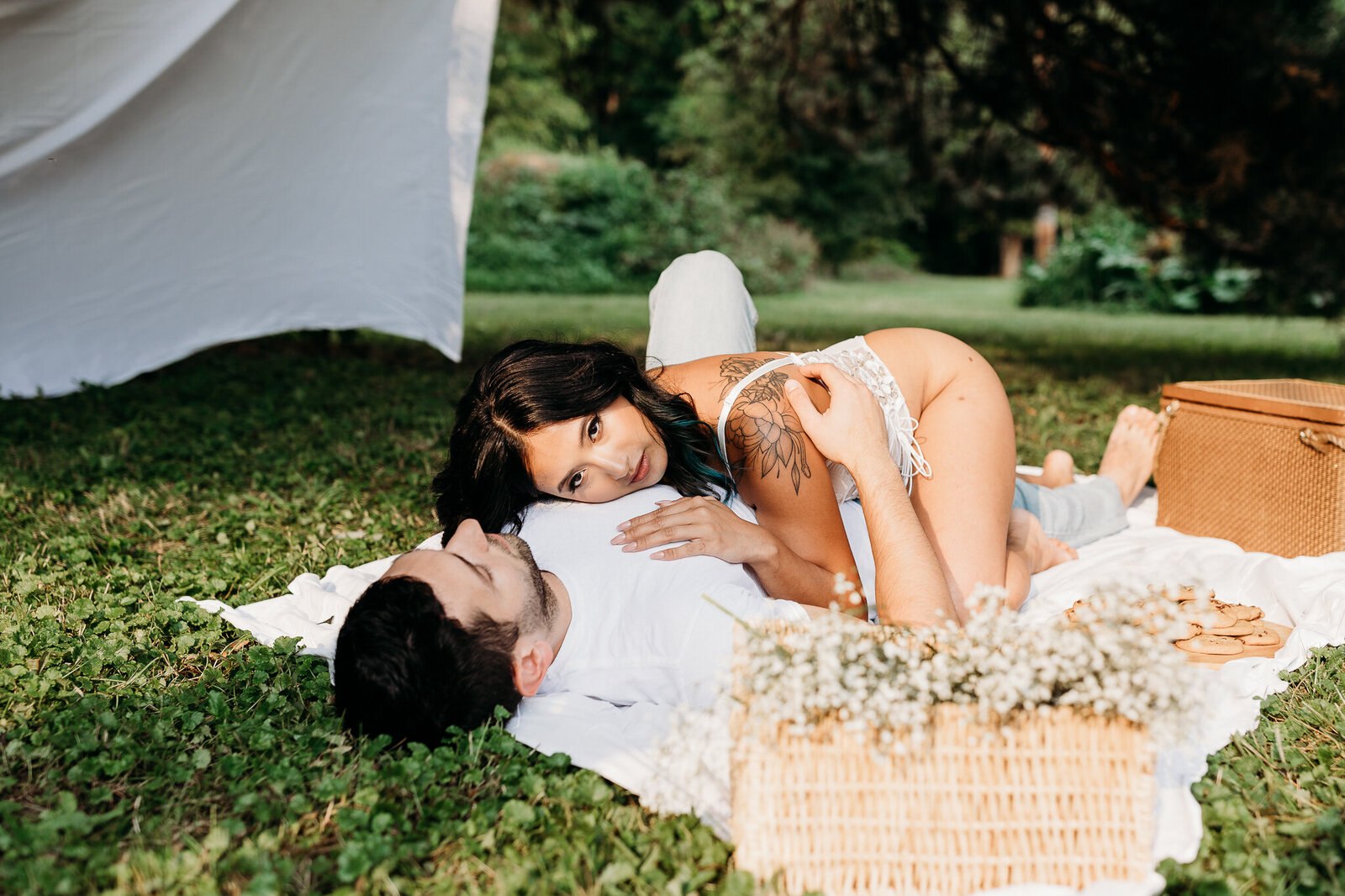 PLYMOUTH_MICHIGAN_GRAYES_GREENHOUSE_COUPLES_PHOTOGRAPHER_COURTNEY_LUSHAJ_PHOTOGRAPHY_7