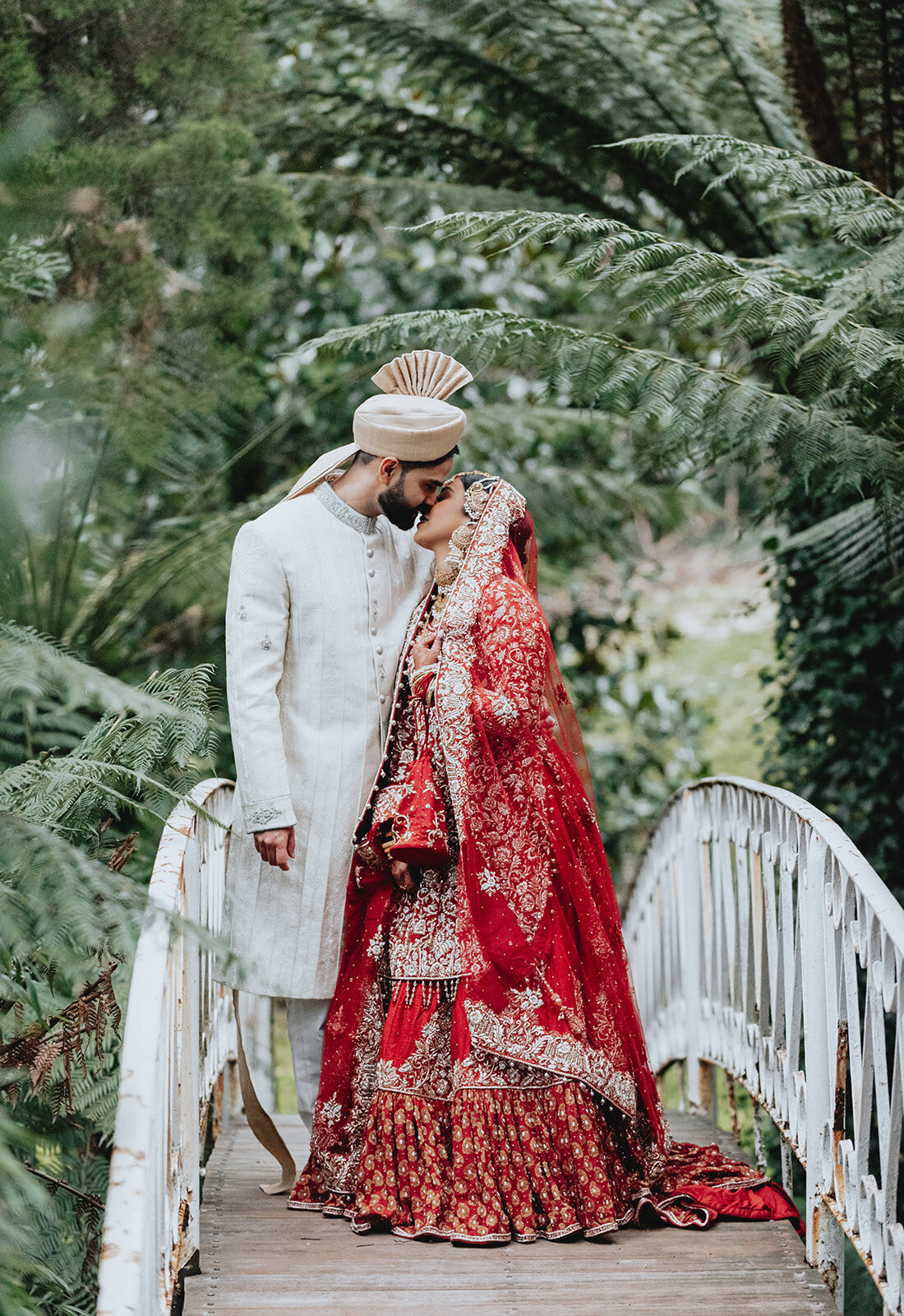 Pakistani-bride-and-groom-on-bridege-Tatra