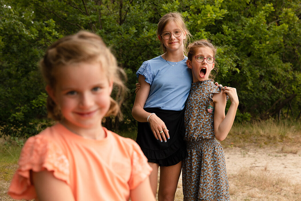 zussenfoto, gezinsfotografie, foto met humor, ongedwongen familiefotograaf brabant