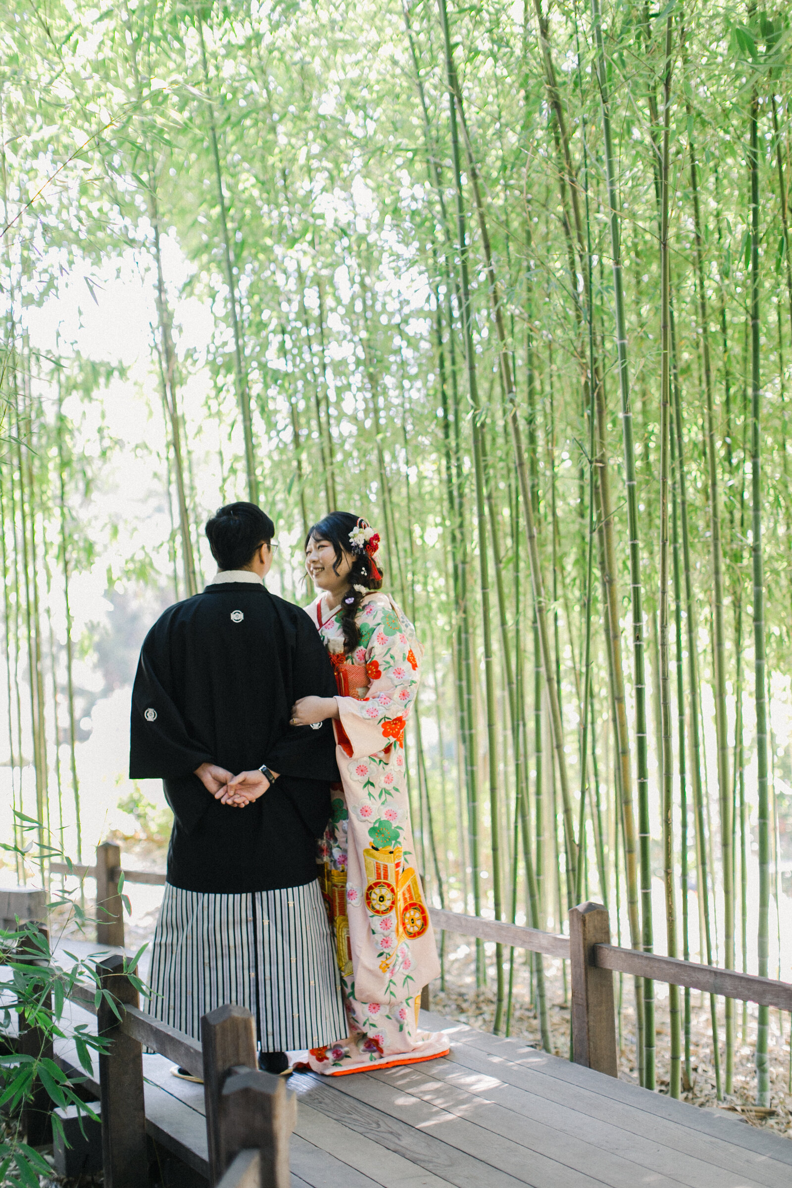 Bride in pastel wedding kimono rental and groom in traditional hakama sharing a quiet moment in the bamboo grove, The Huntington Library Japanese Garden, Los Angeles California | 花嫁がパステル調打掛レンタル、新郎が袴姿で竹林に佇む