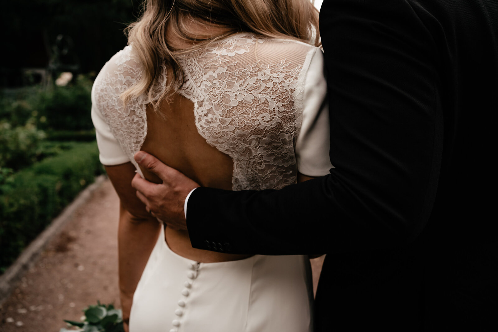 handen på brudens rygg